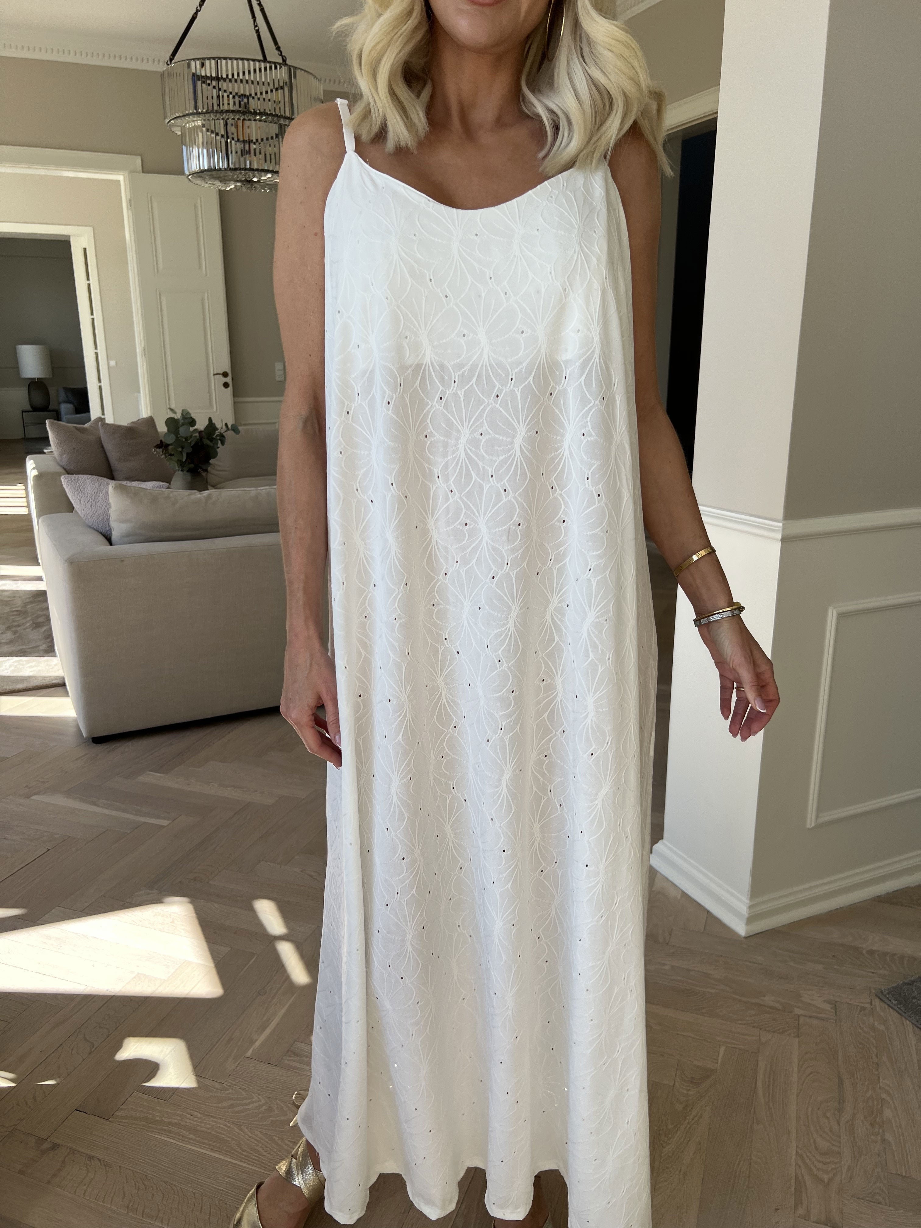 Emilie - Axelbandsklänning i mjukt tyg med broderie anglaise