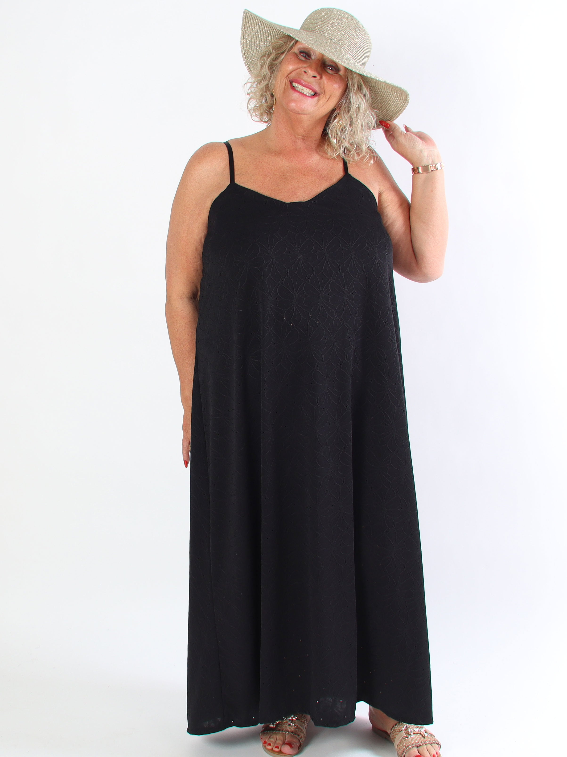 Emilie - Plus size-klänning i mjukt tyg med broderie anglaise