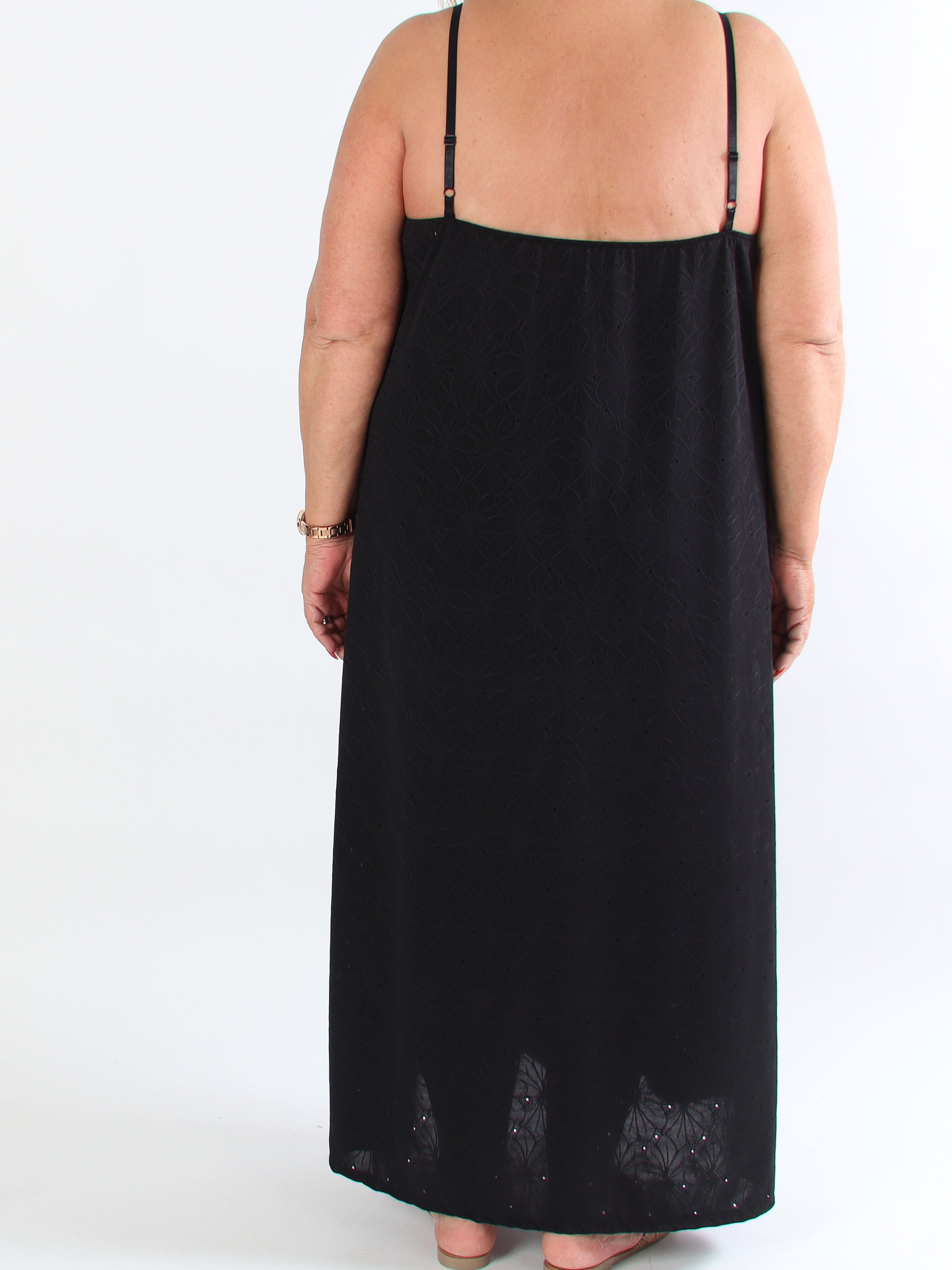 Emilie - Plus size-klänning i mjukt tyg med broderie anglaise