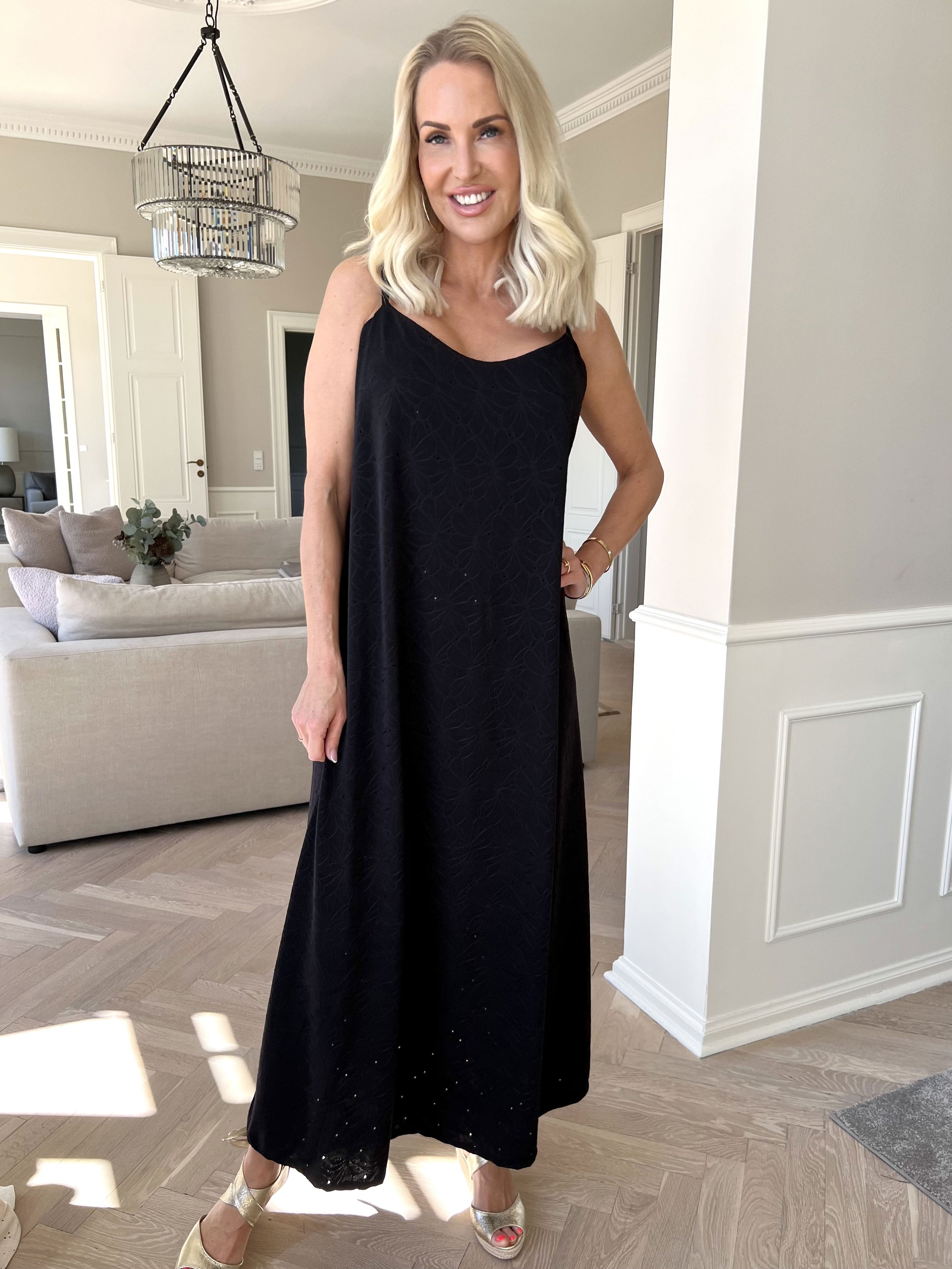 Emilie - Axelbandsklänning i mjukt tyg med broderie anglaise