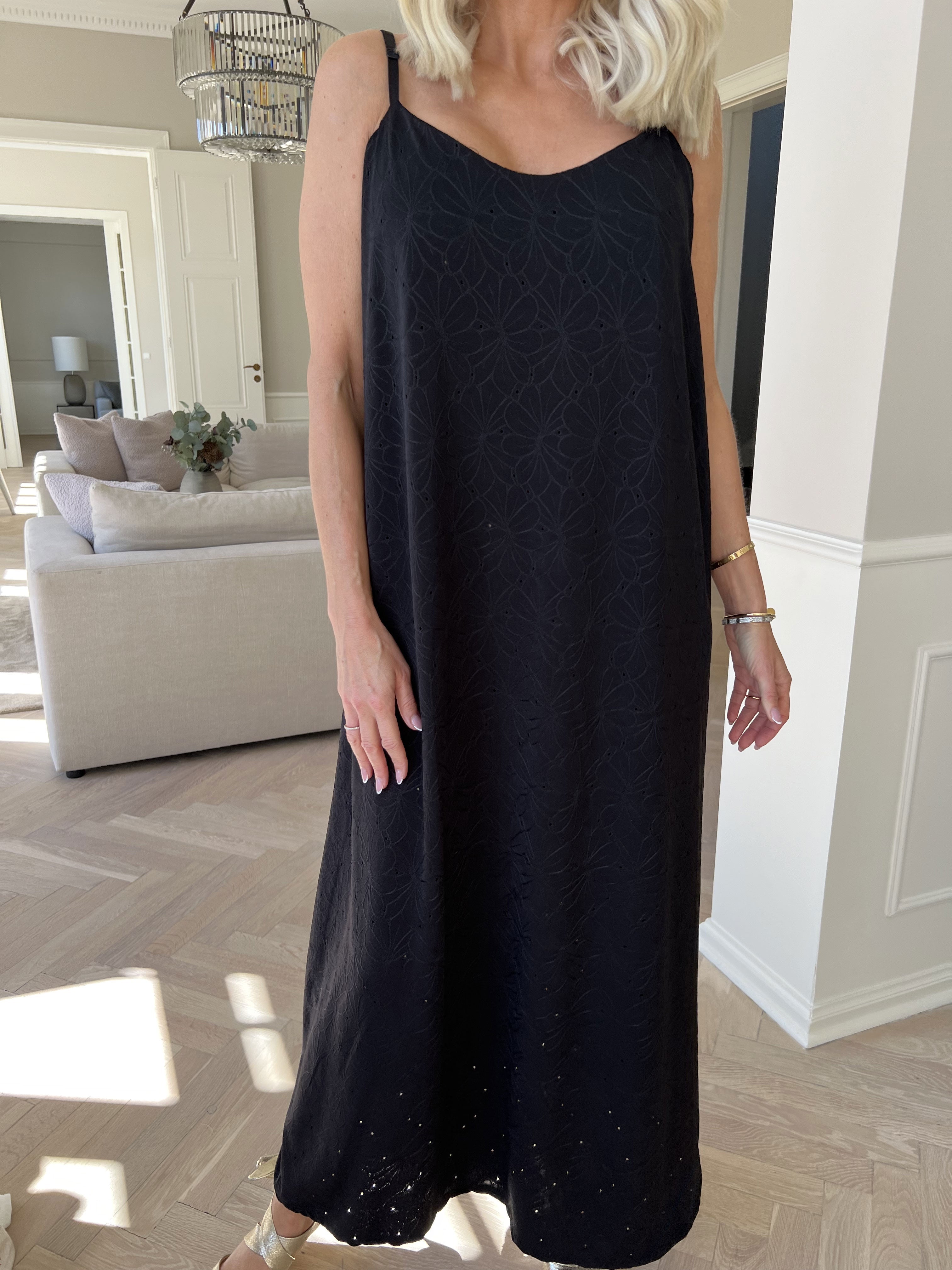 Emilie - Axelbandsklänning i mjukt tyg med broderie anglaise