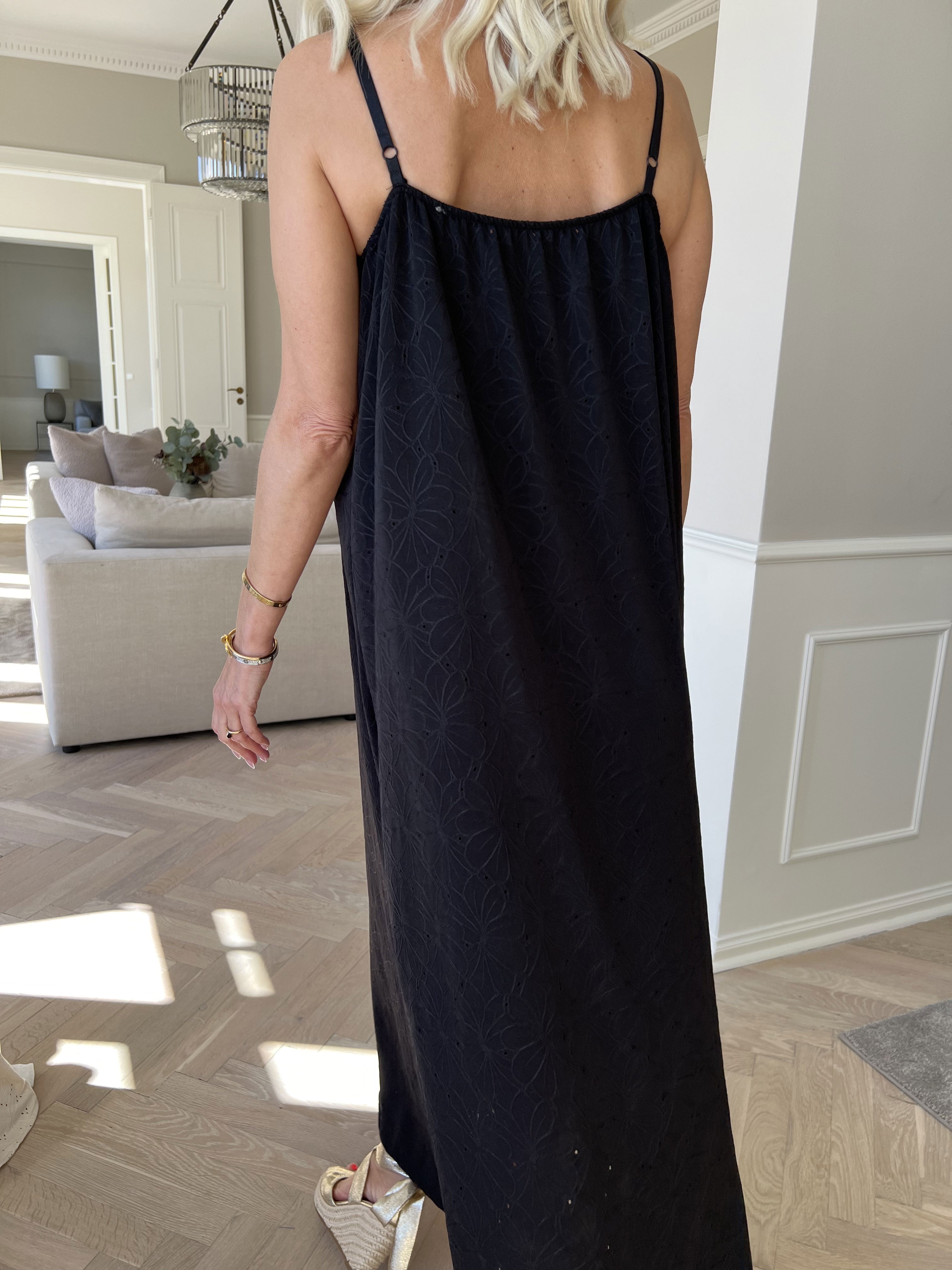 Emilie - Axelbandsklänning i mjukt tyg med broderie anglaise