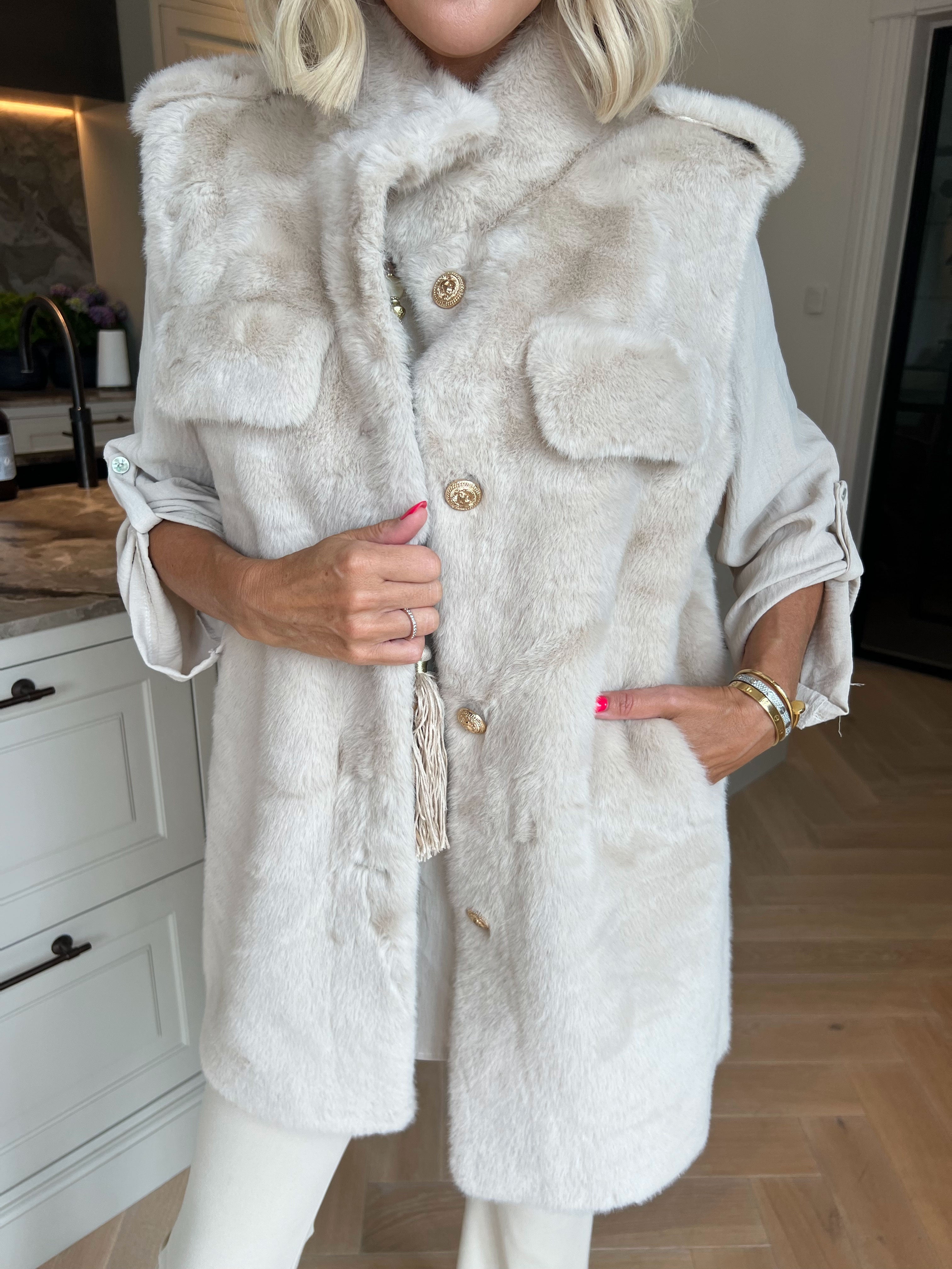 Emilija - Blød faux fur vest med elegante guldknapper