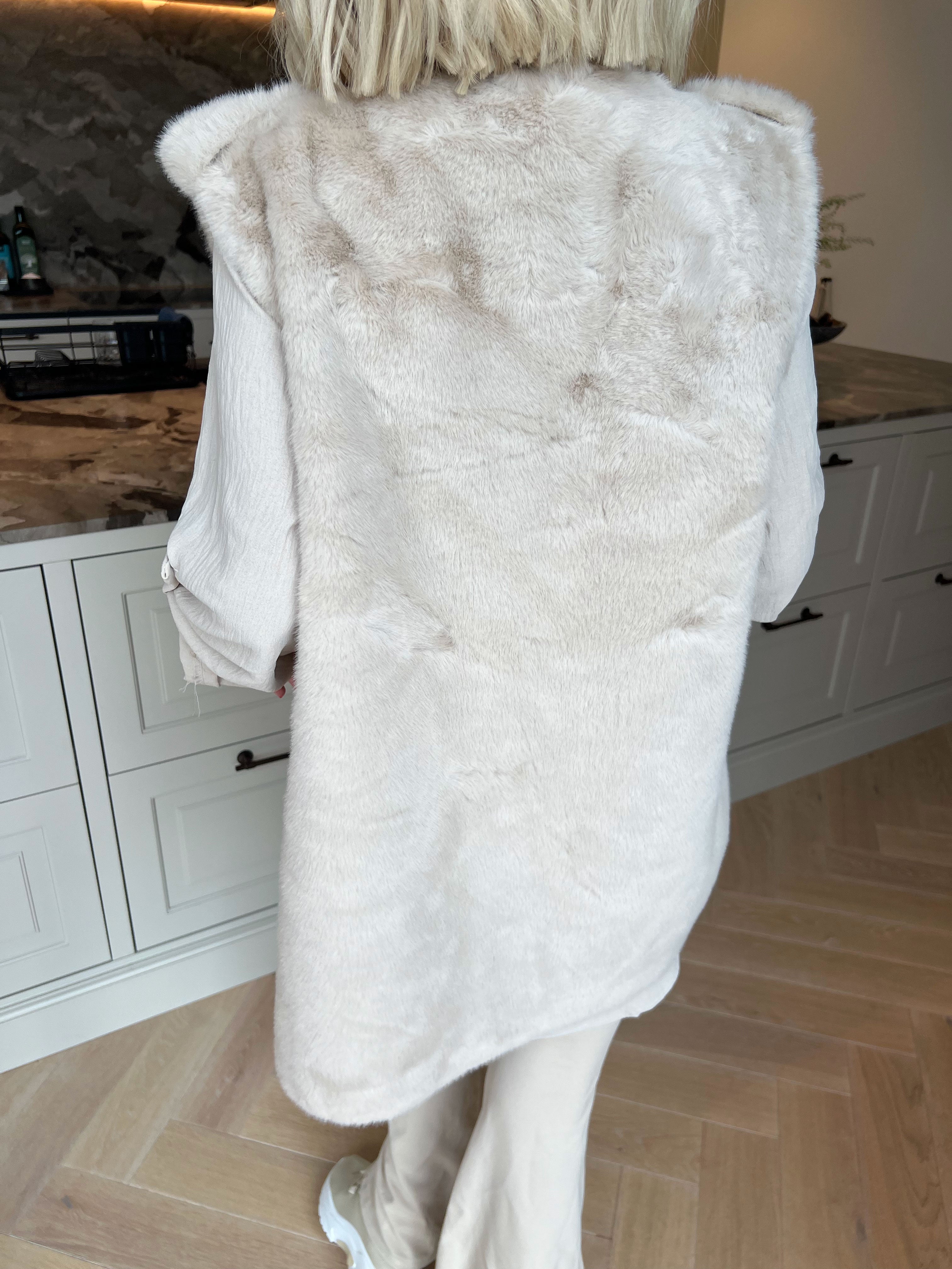 Emilija - Blød faux fur vest med elegante guldknapper