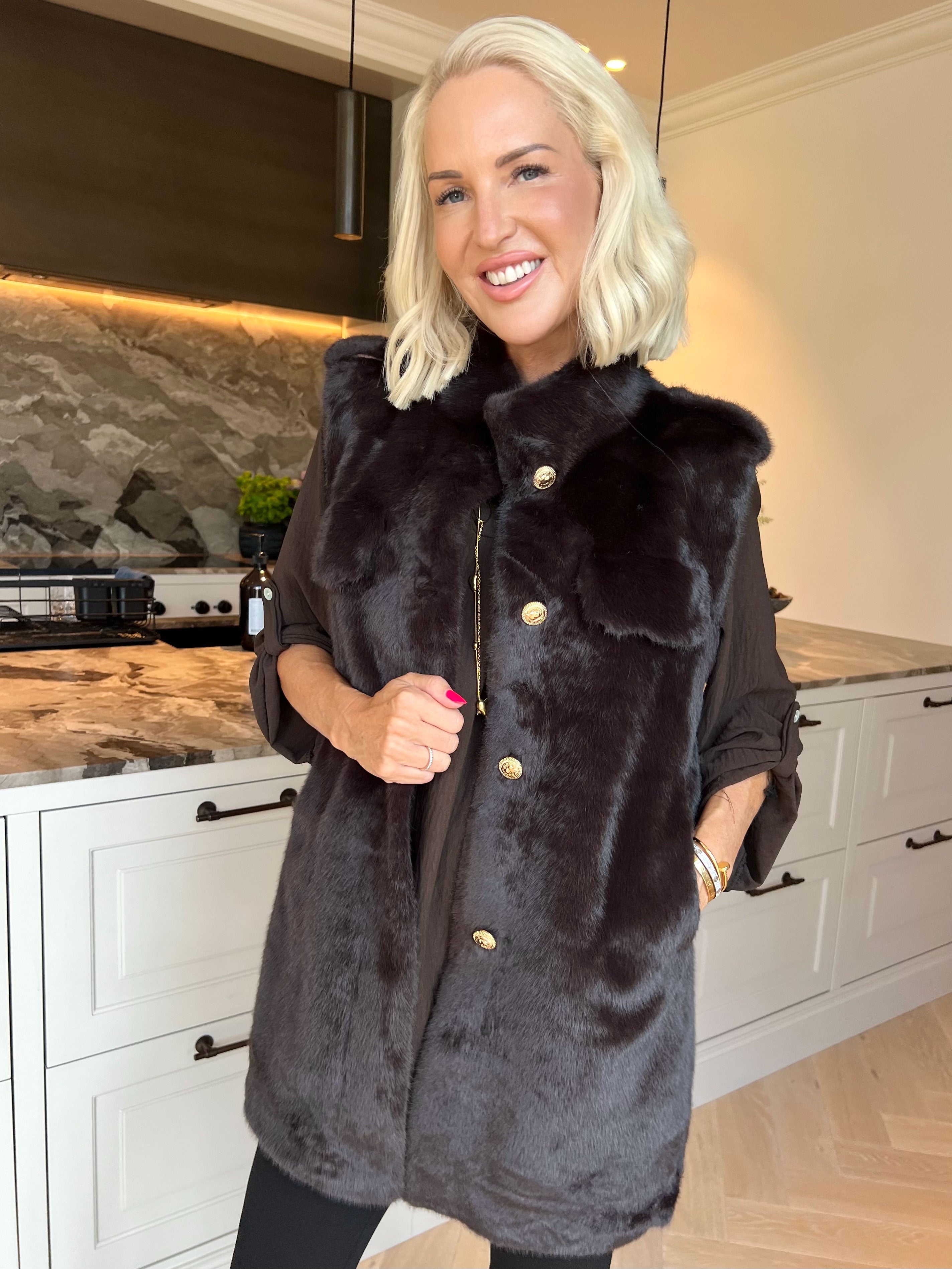 Emilija - Blød faux fur vest med elegante guldknapper