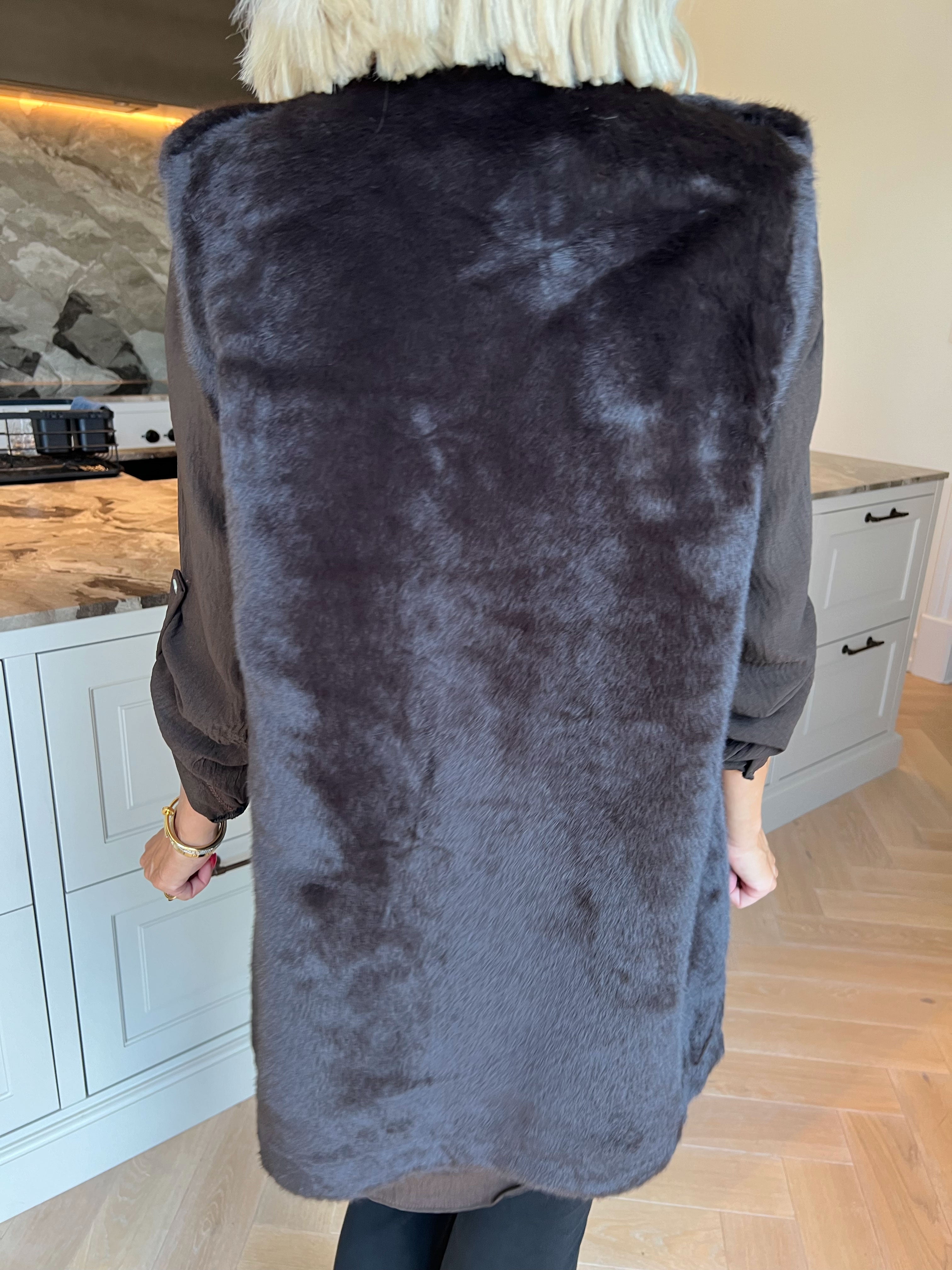 Emilija - Blød faux fur vest med elegante guldknapper