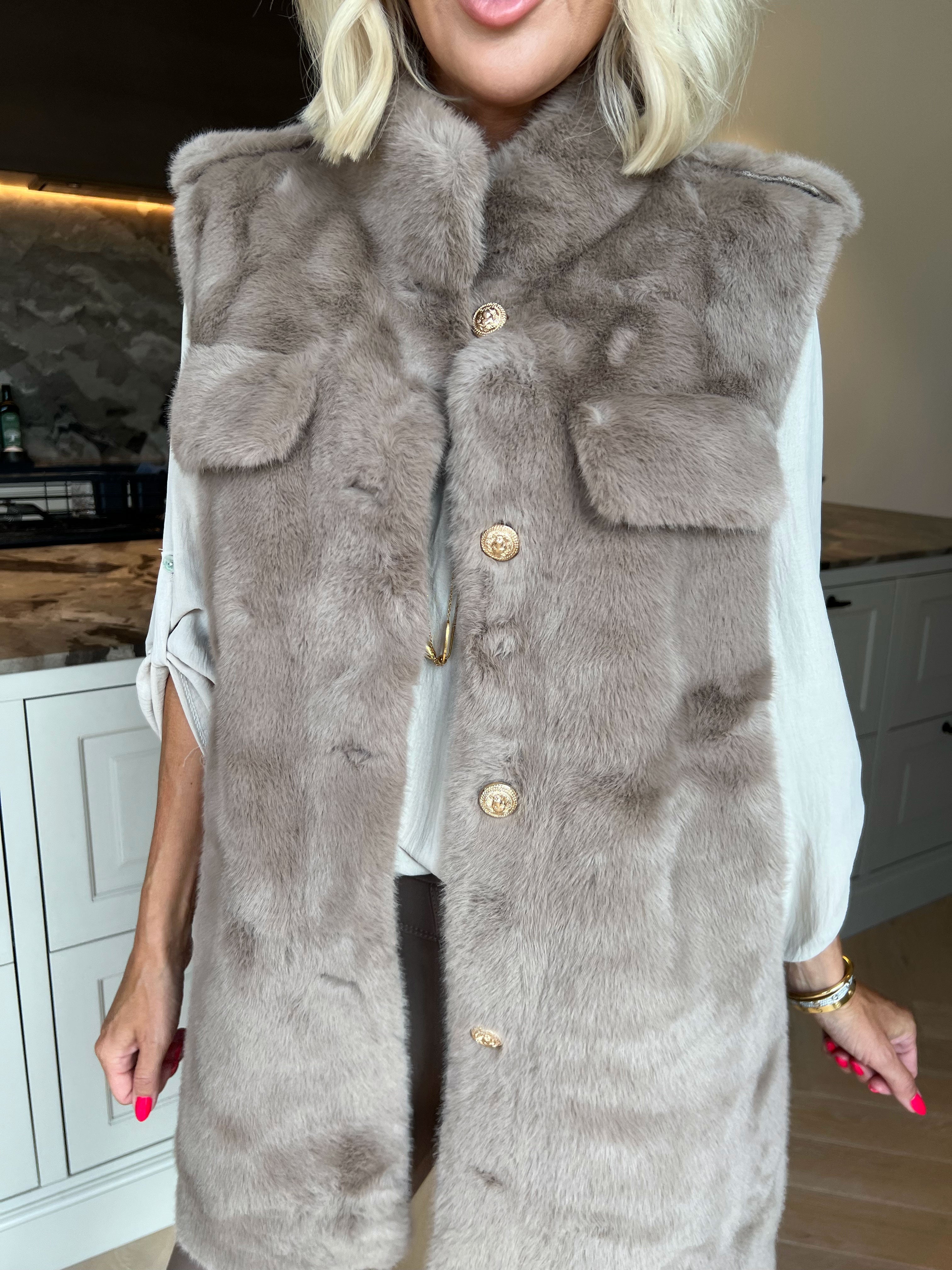 Emilija - Blød faux fur vest med elegante guldknapper