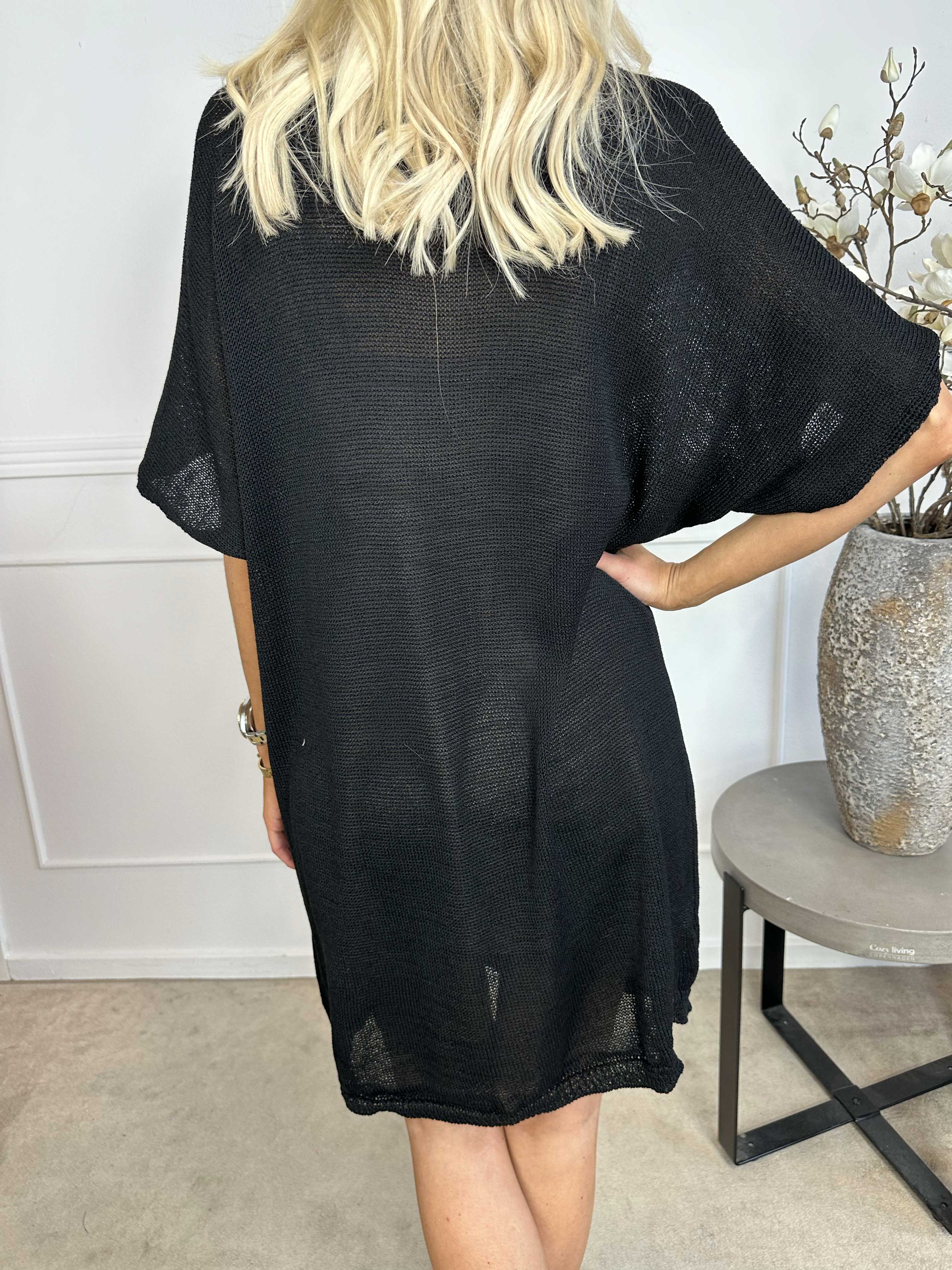 Emine - Söt stickad klänning med kort ärm och blommor och glittriga trådar