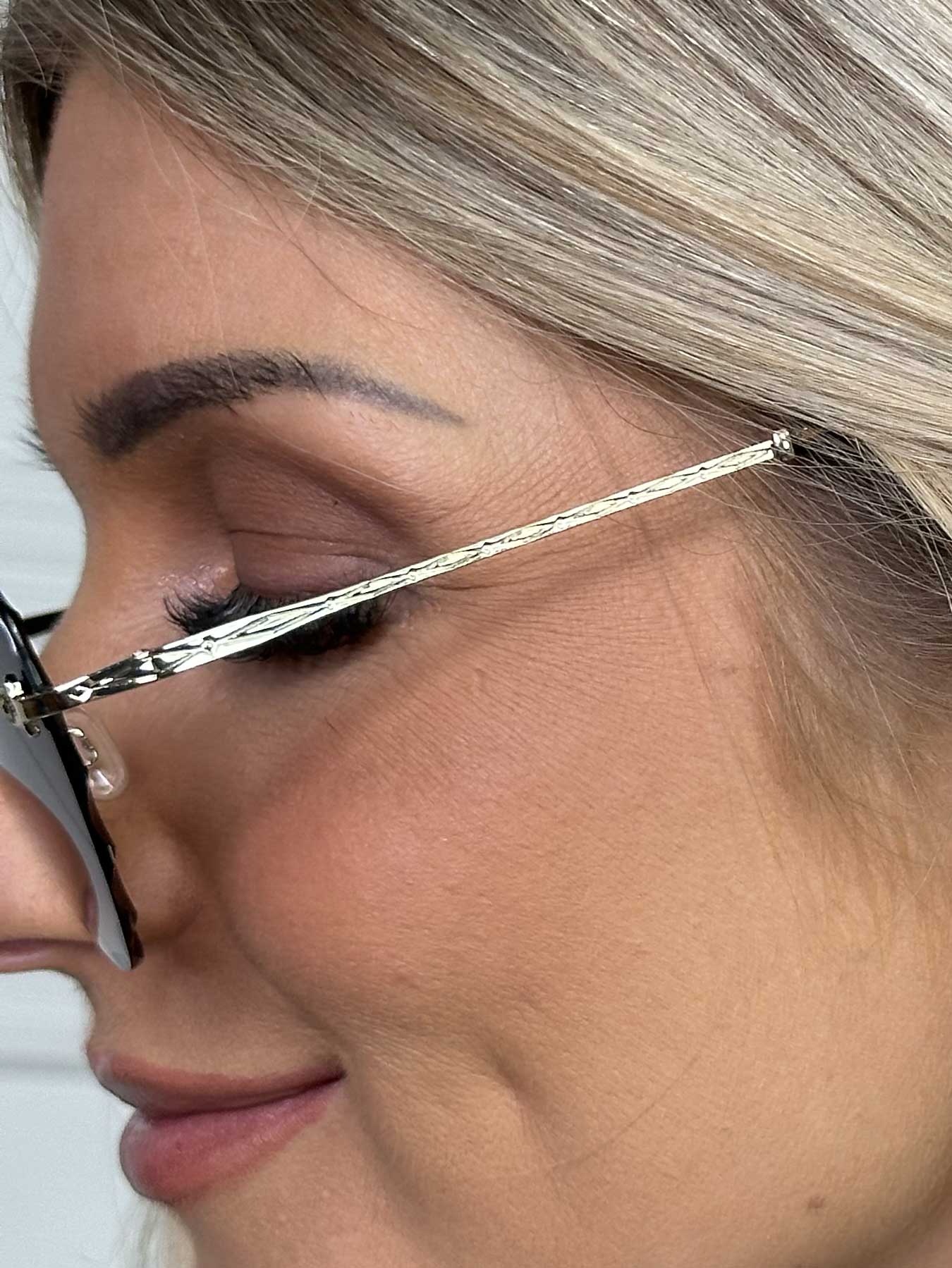 Emmas - Solglasögon med hjärtformad färgad lins