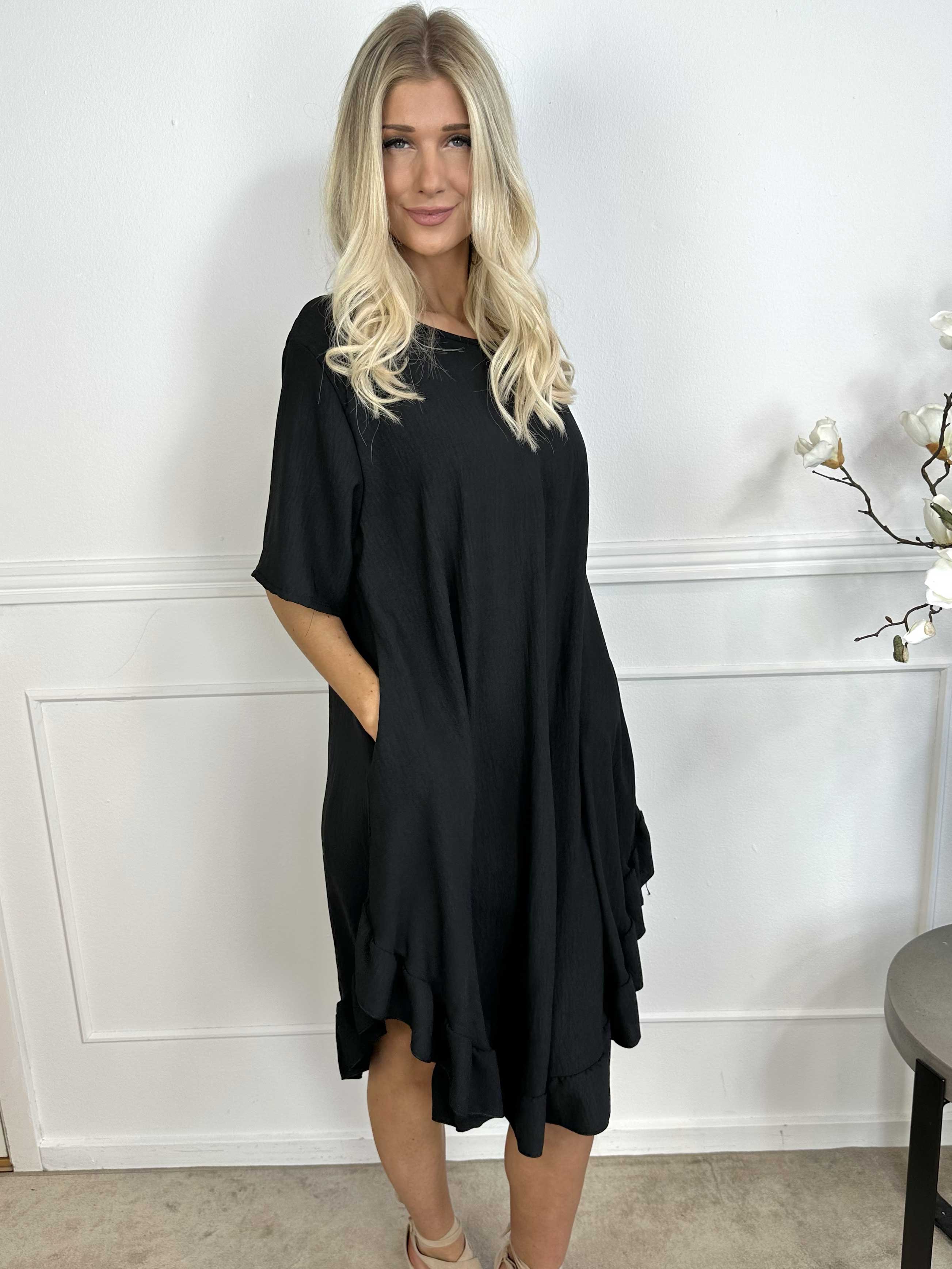 Emmelie - Klänning i viskosblandning med volangkant och fickor.