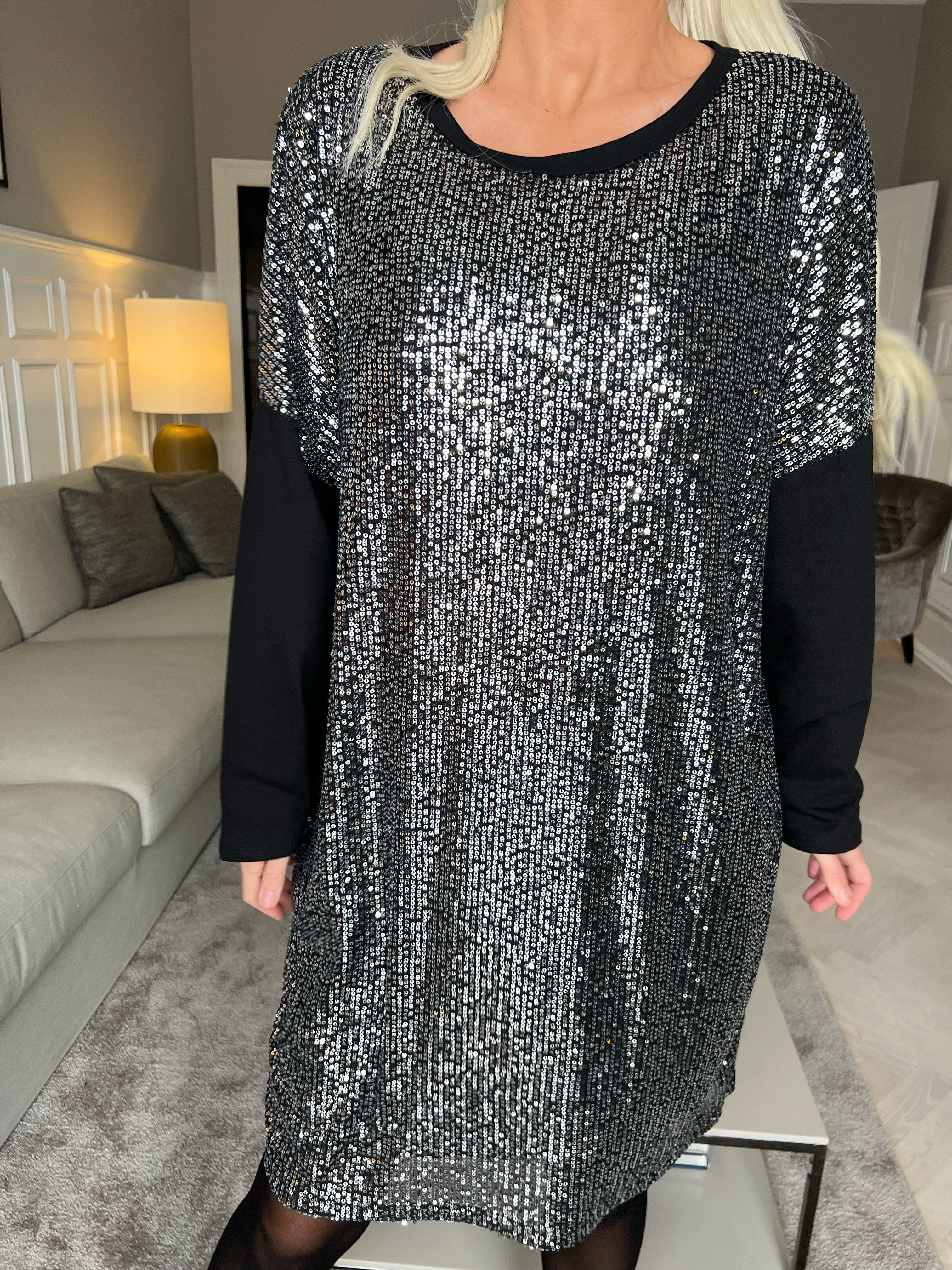 Eria - Klänning med paljetter på framsidan