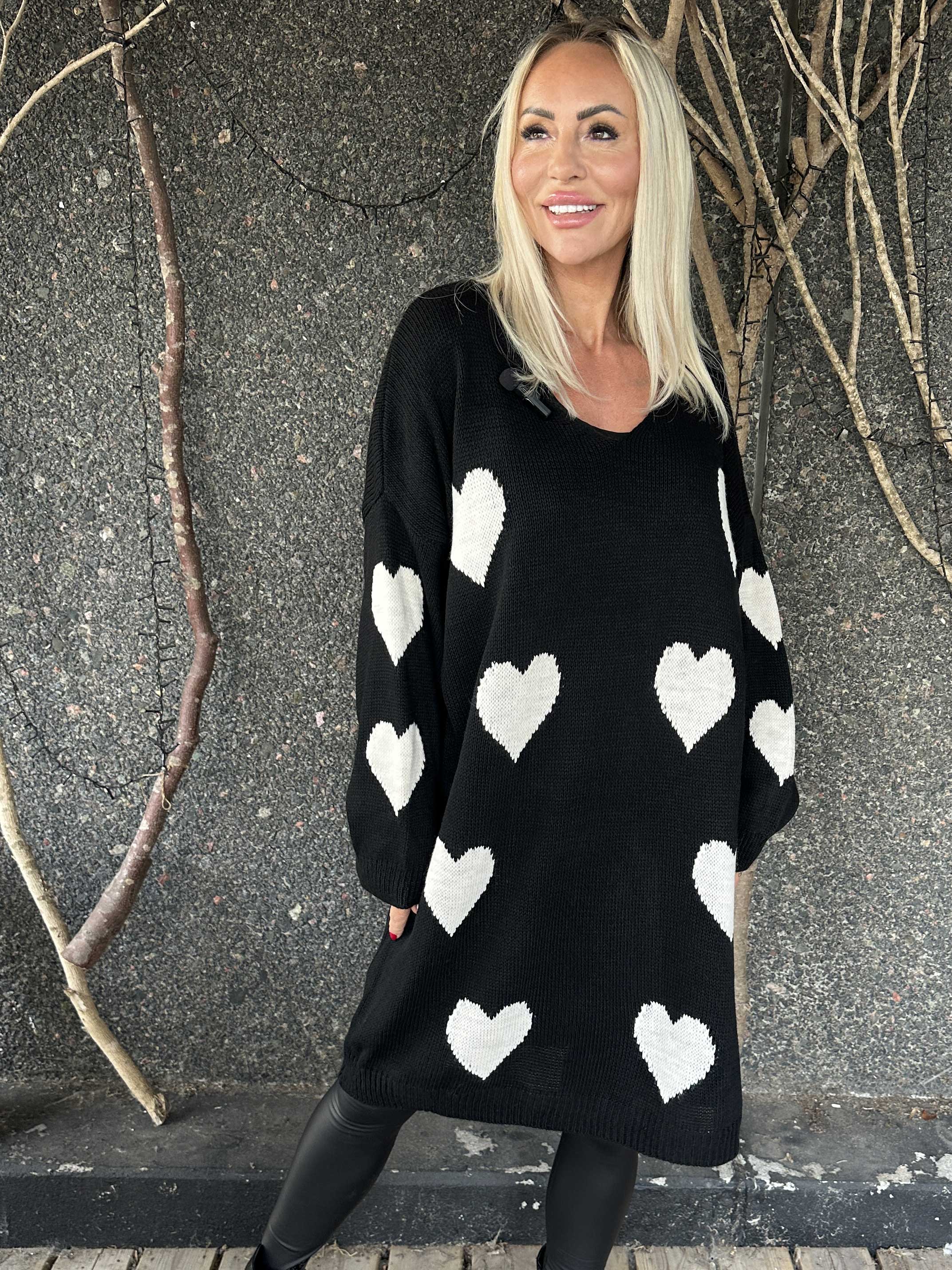 Esly - Stickad klänning med hjärtan och v-ringning