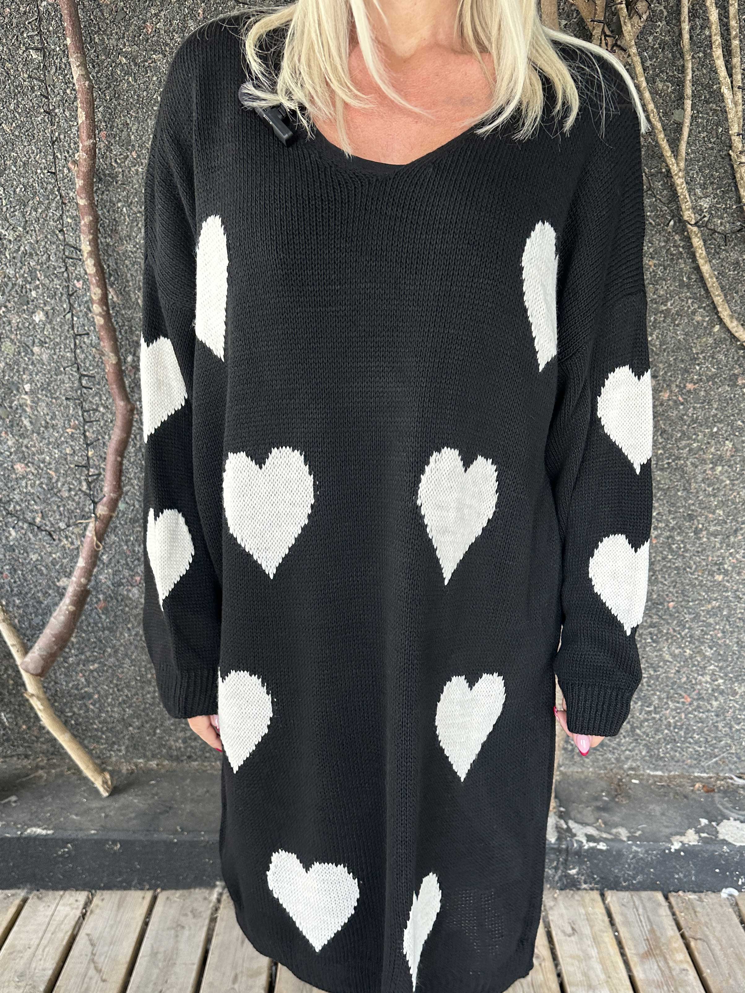 Esly - Stickad klänning med hjärtan och v-ringning