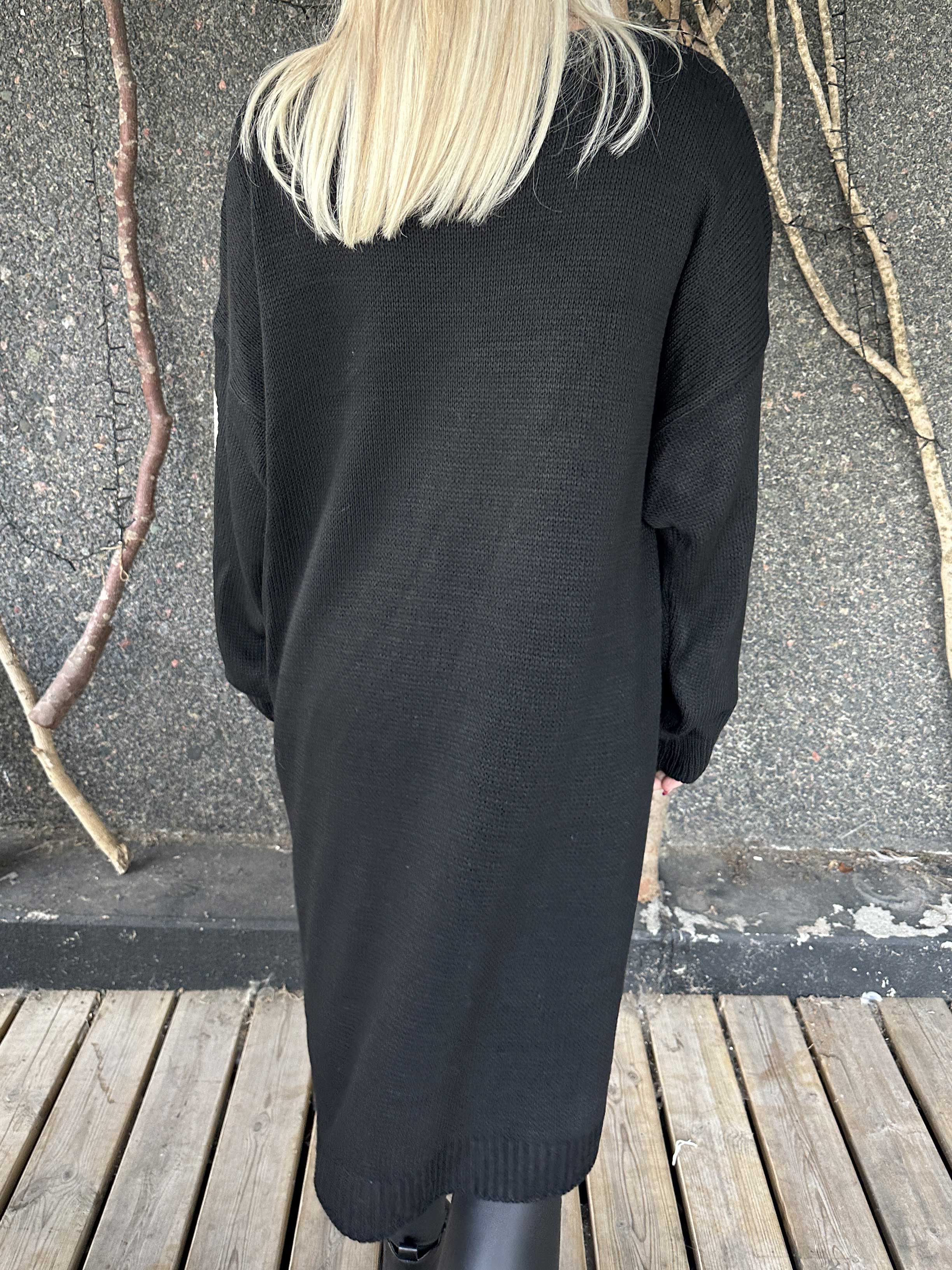 Esly - Stickad klänning med hjärtan och v-ringning