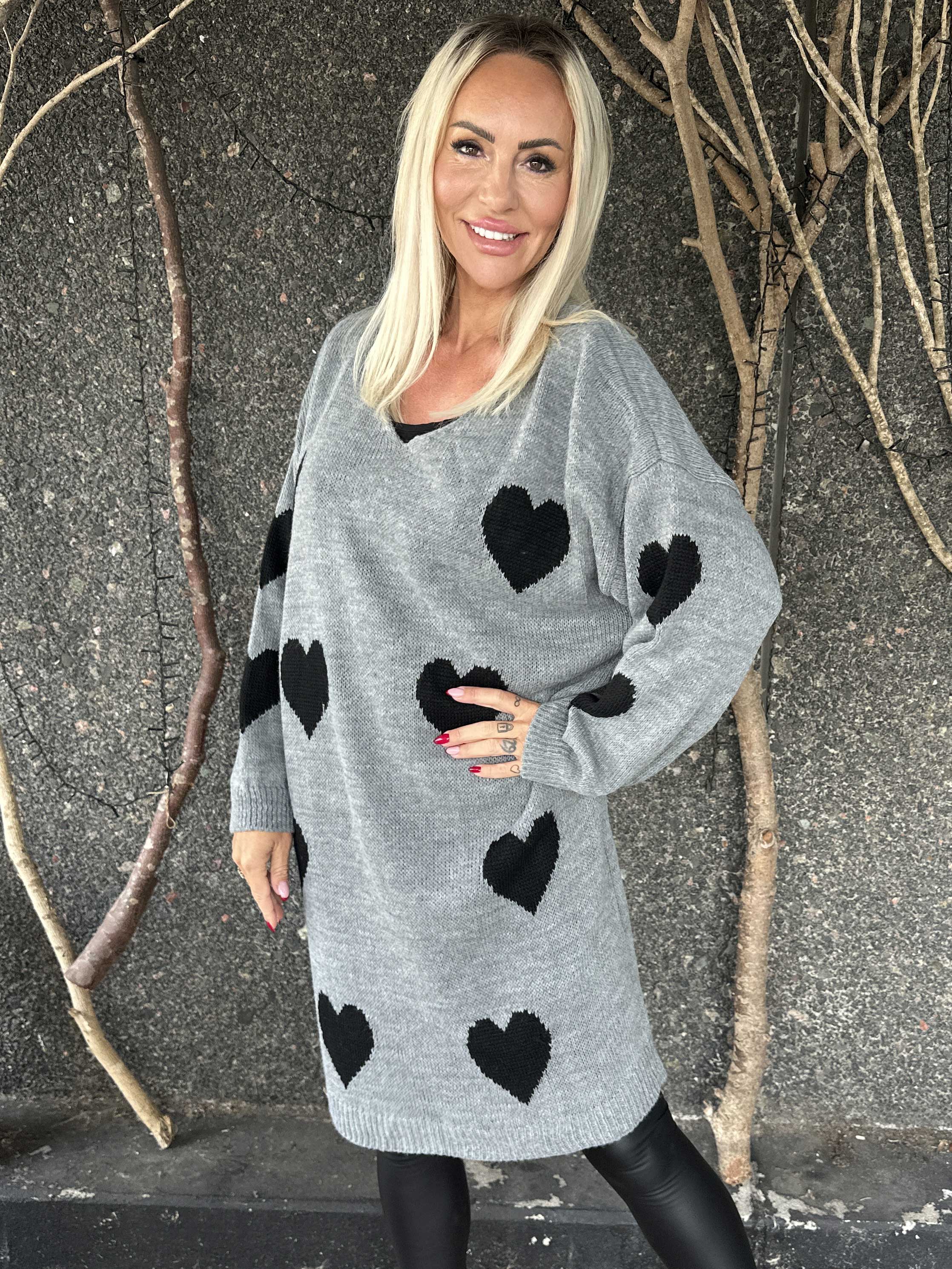 Esly - Stickad klänning med hjärtan och v-ringning