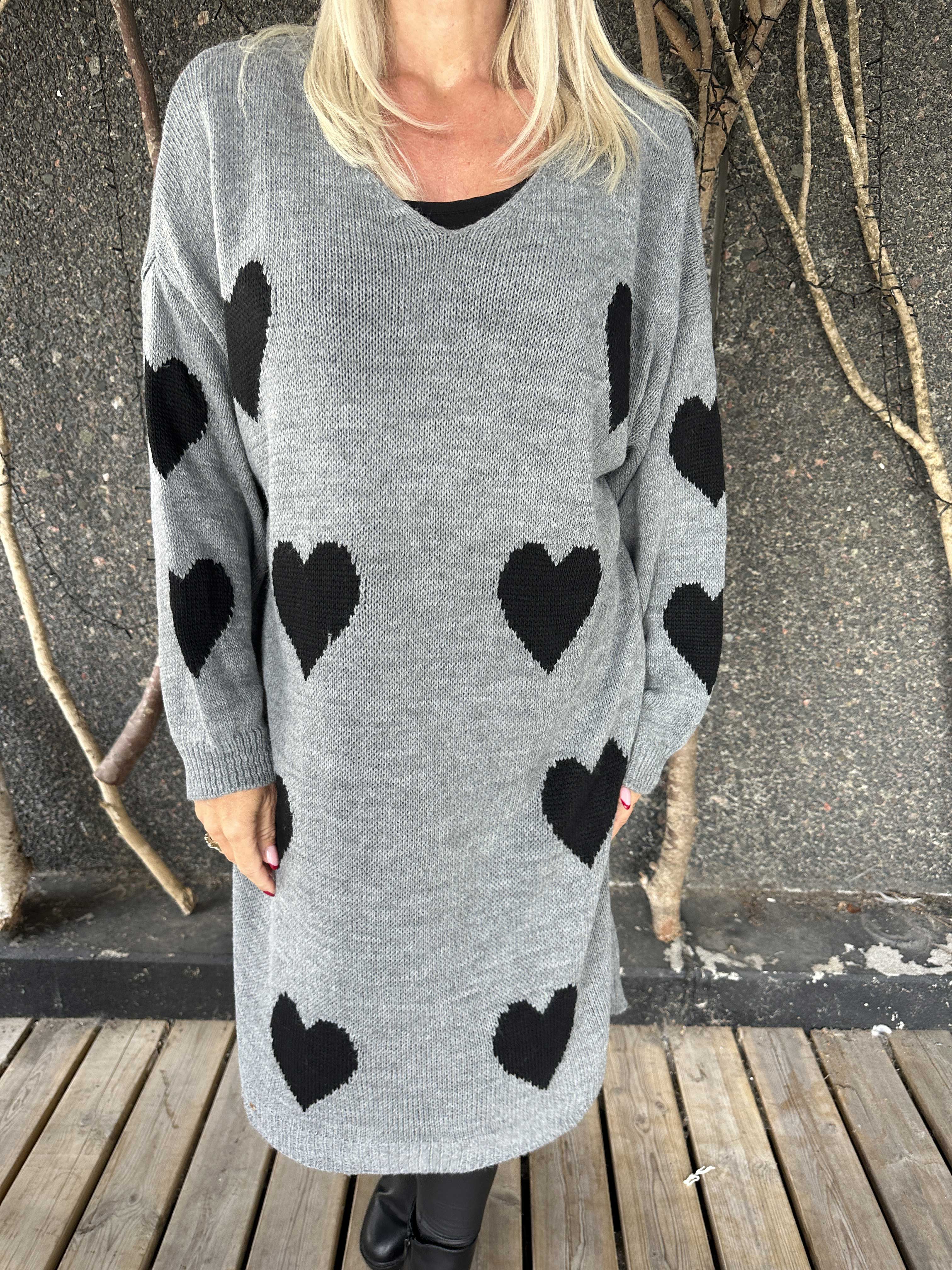 Esly - Stickad klänning med hjärtan och v-ringning