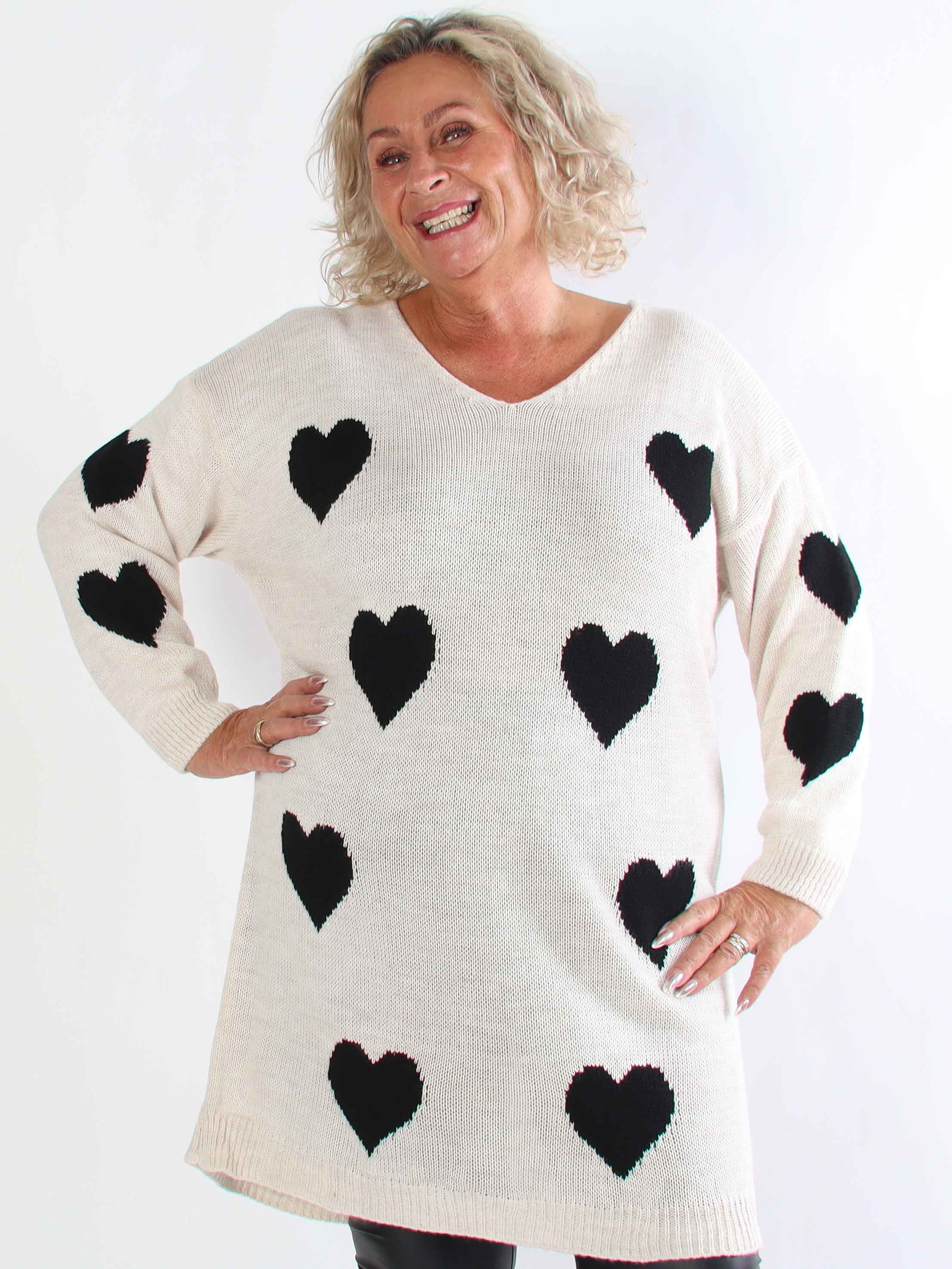 Esly - Stickad plus size klänning med hjärtan och v-ringning