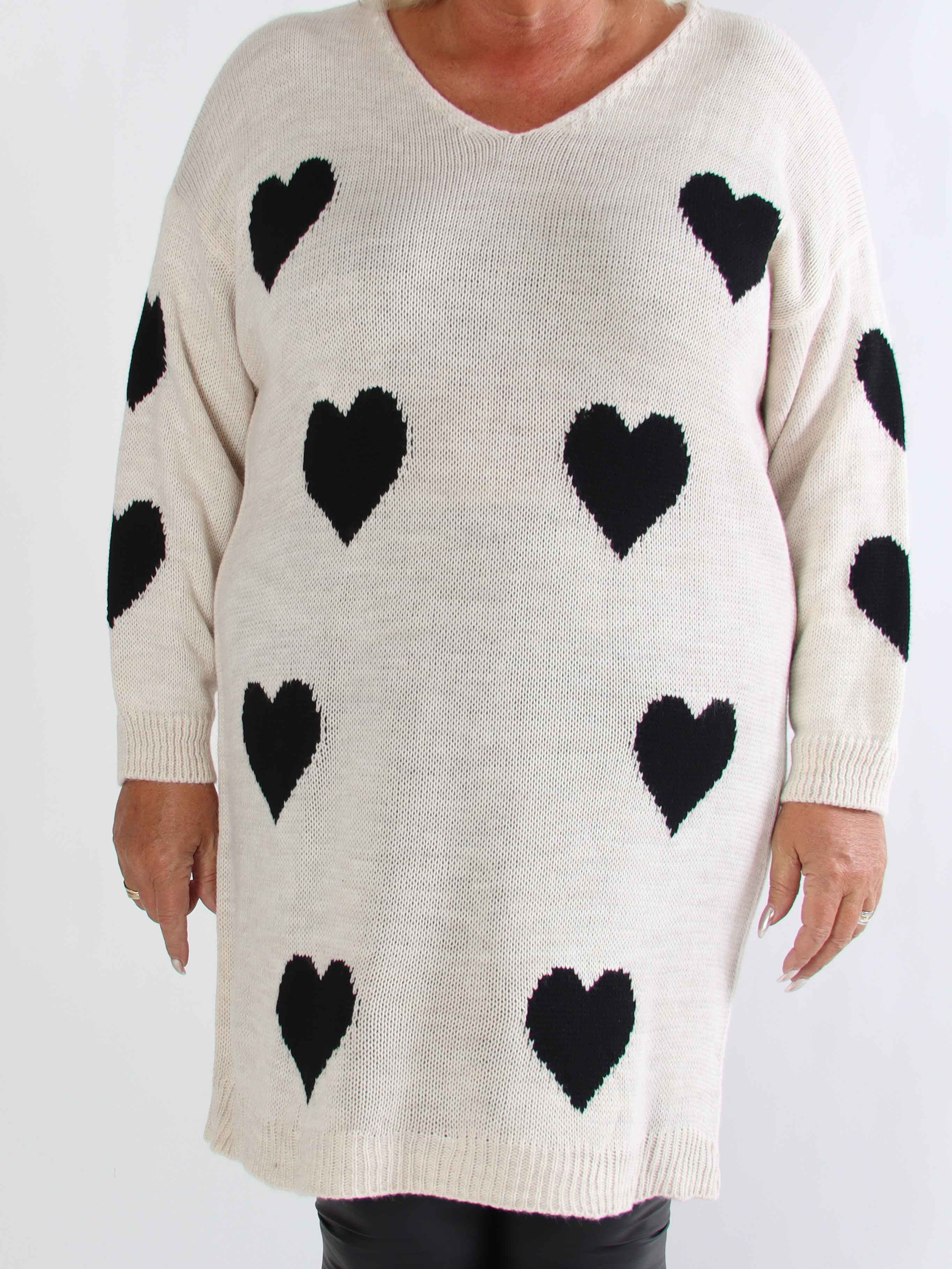 Esly - Stickad plus size klänning med hjärtan och v-ringning