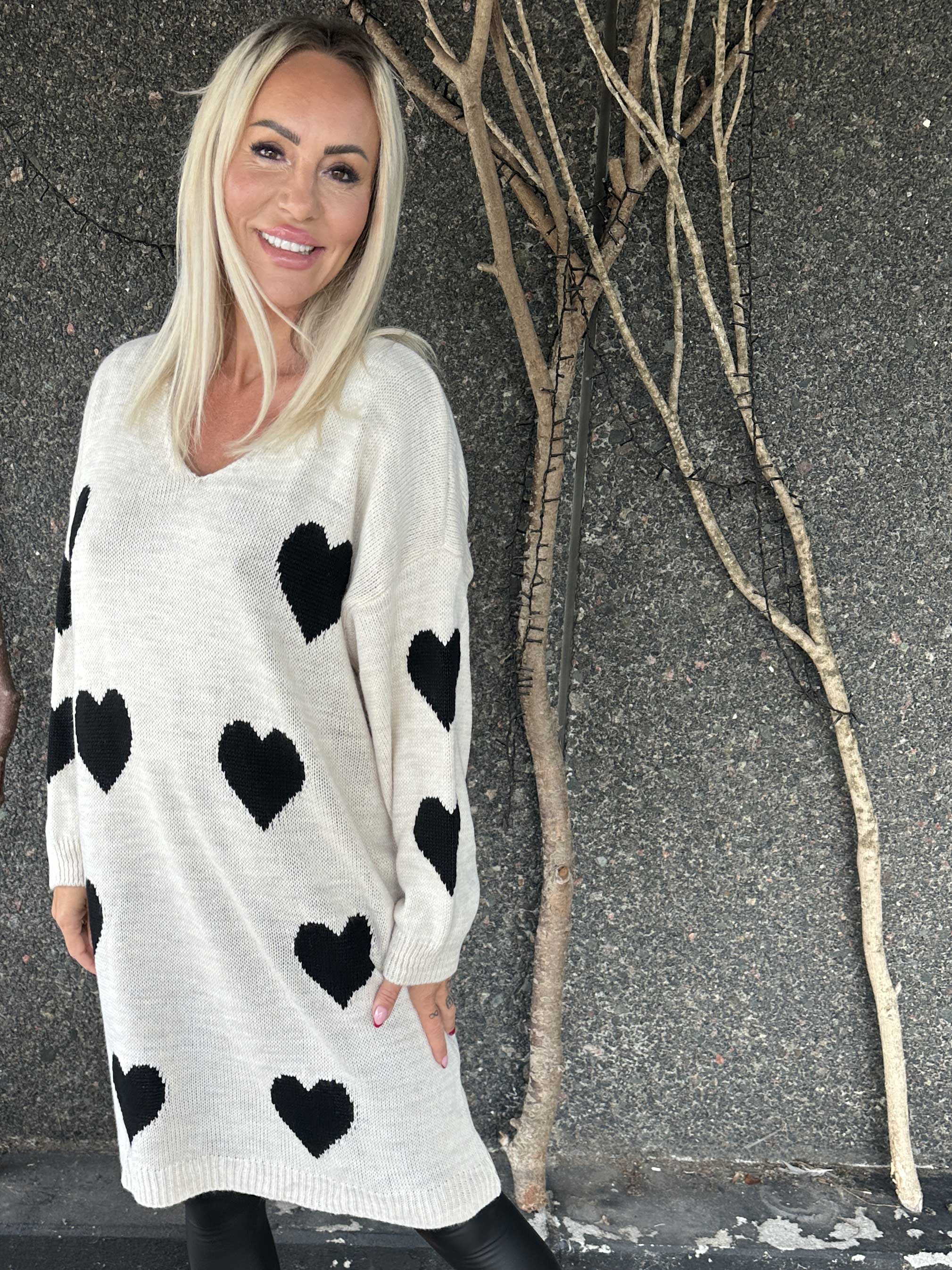 Esly - Stickad klänning med hjärtan och v-ringning