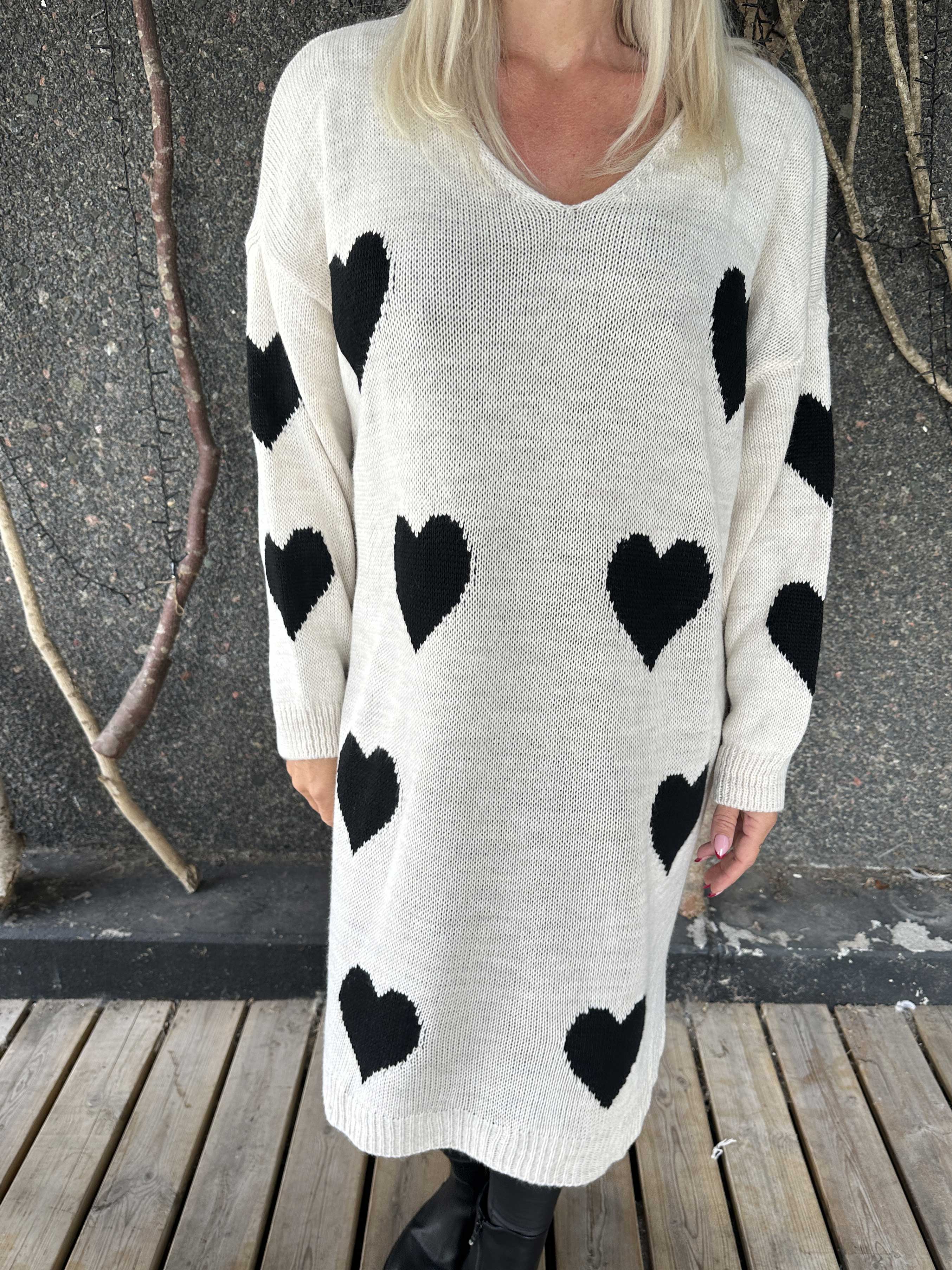 Esly - Stickad klänning med hjärtan och v-ringning