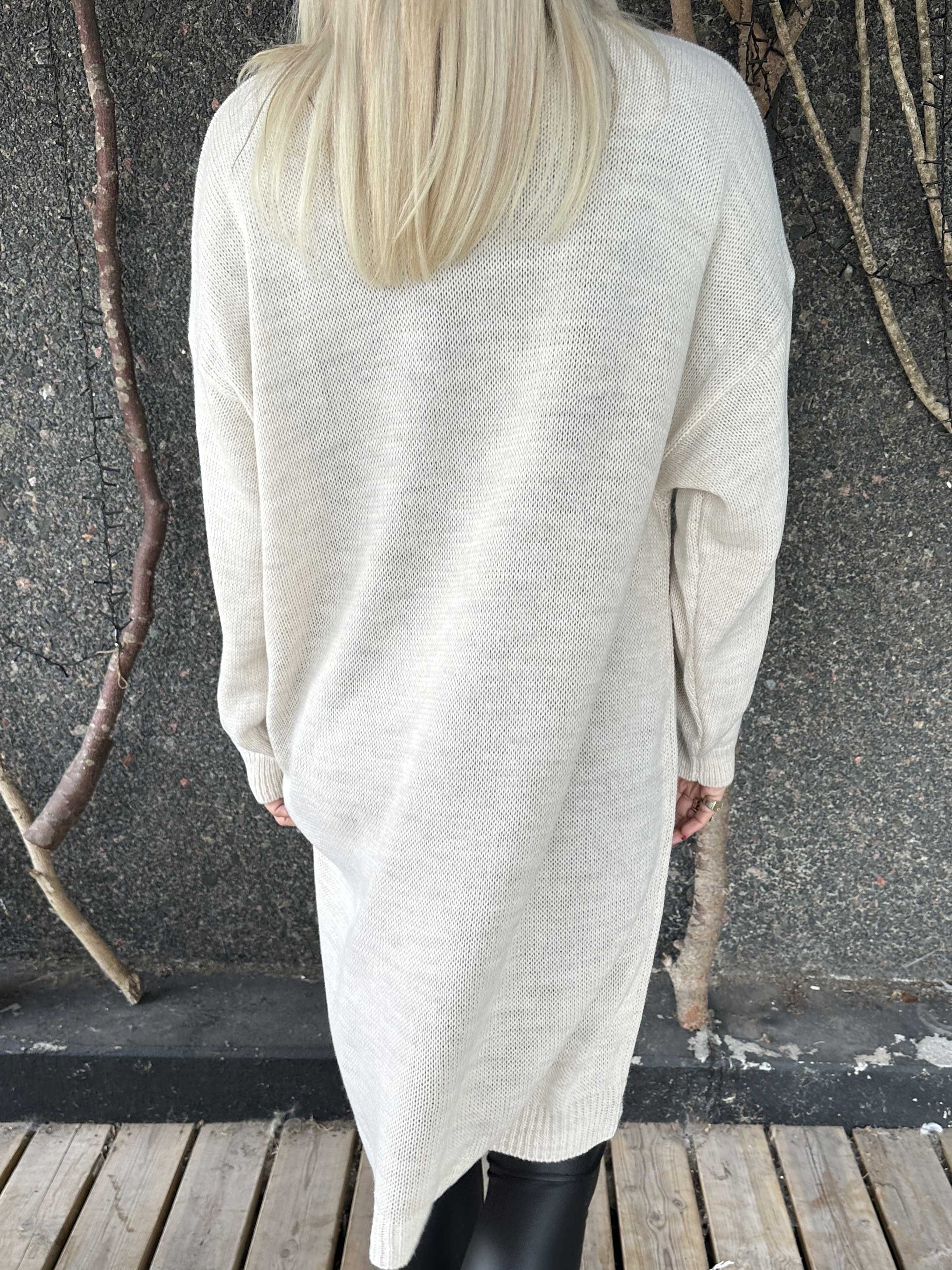 Esly - Stickad klänning med hjärtan och v-ringning