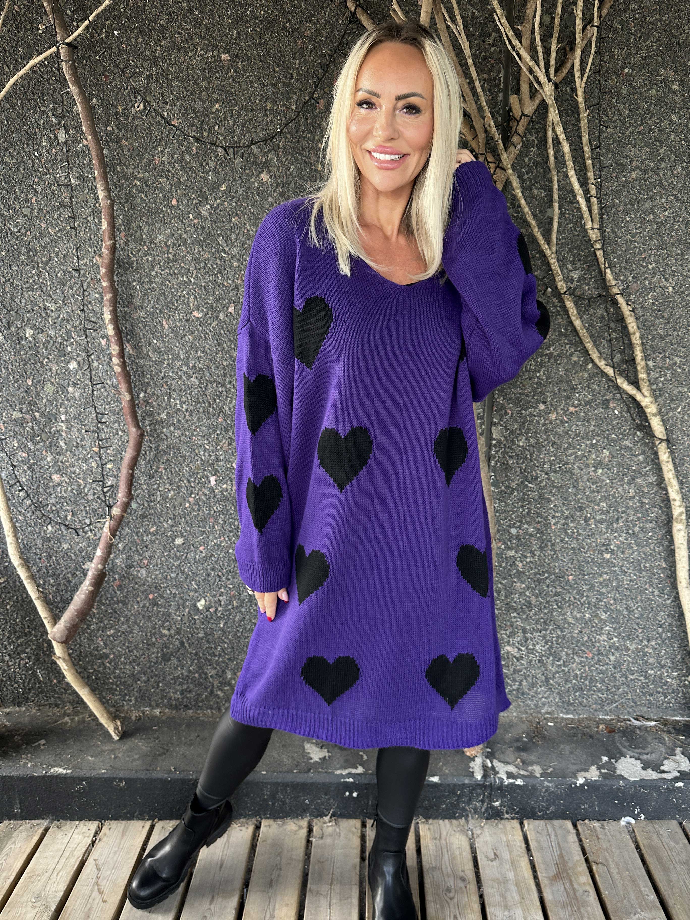 Esly - Stickad klänning med hjärtan och v-ringning