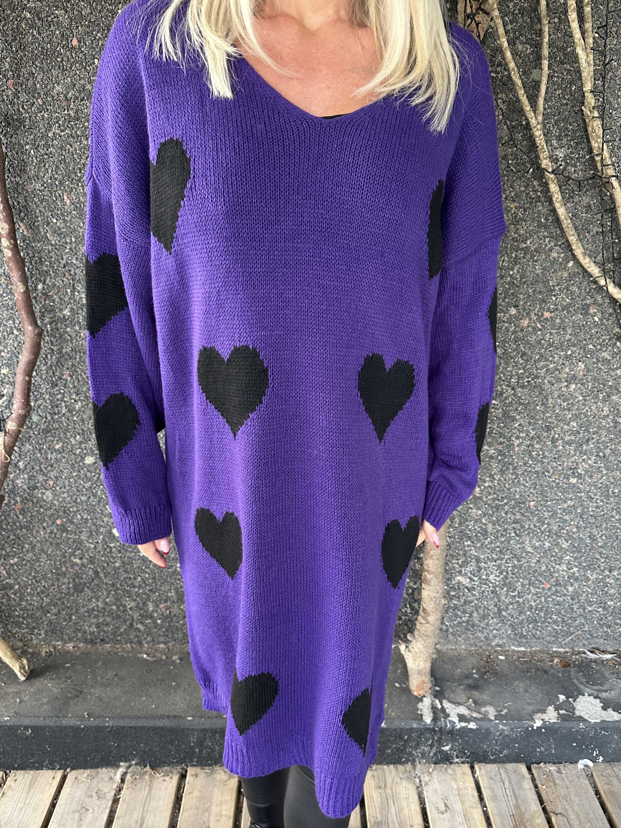 Esly - Stickad klänning med hjärtan och v-ringning