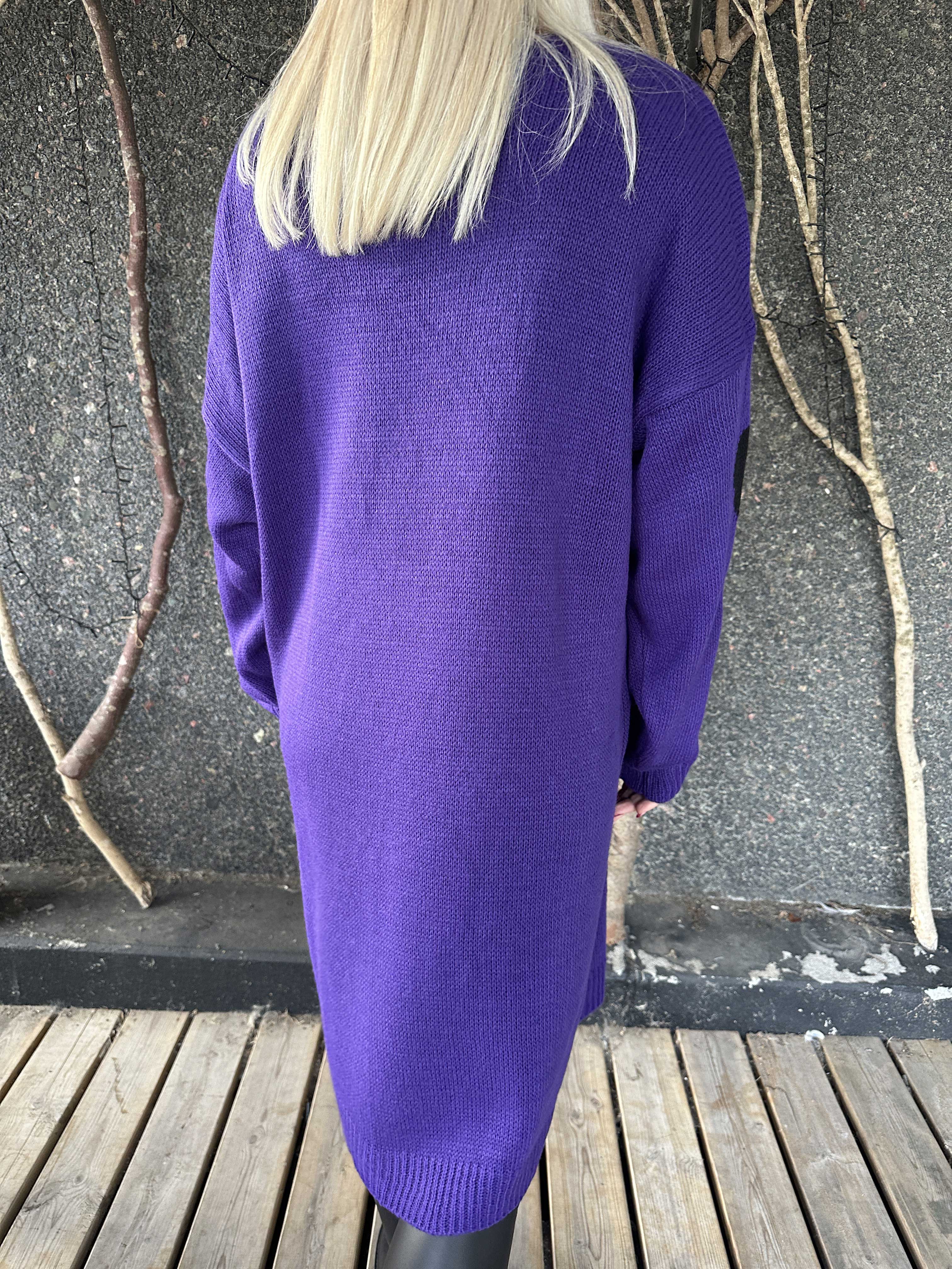 Esly - Stickad klänning med hjärtan och v-ringning