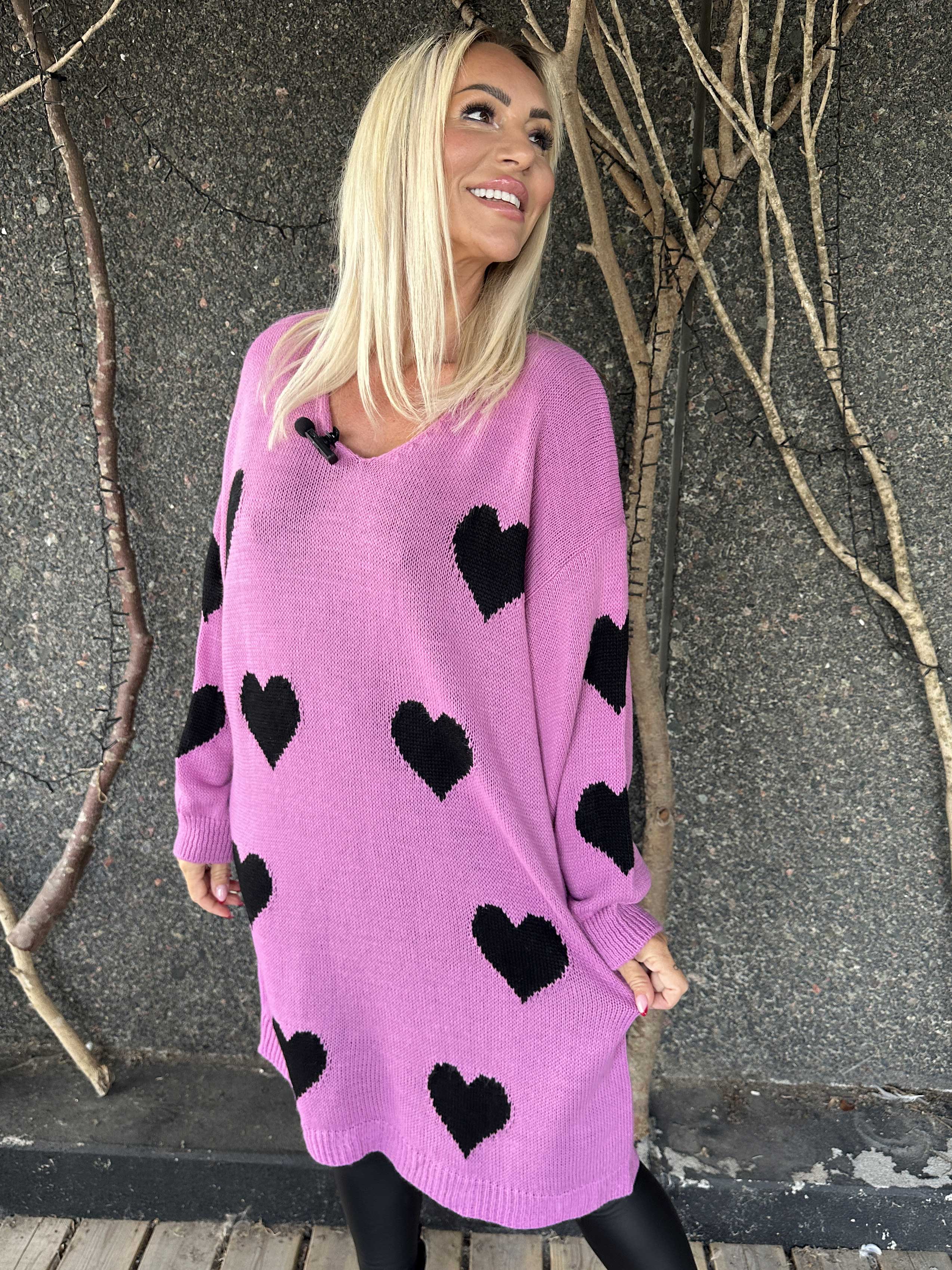 Esly - Stickad klänning med hjärtan och v-ringning