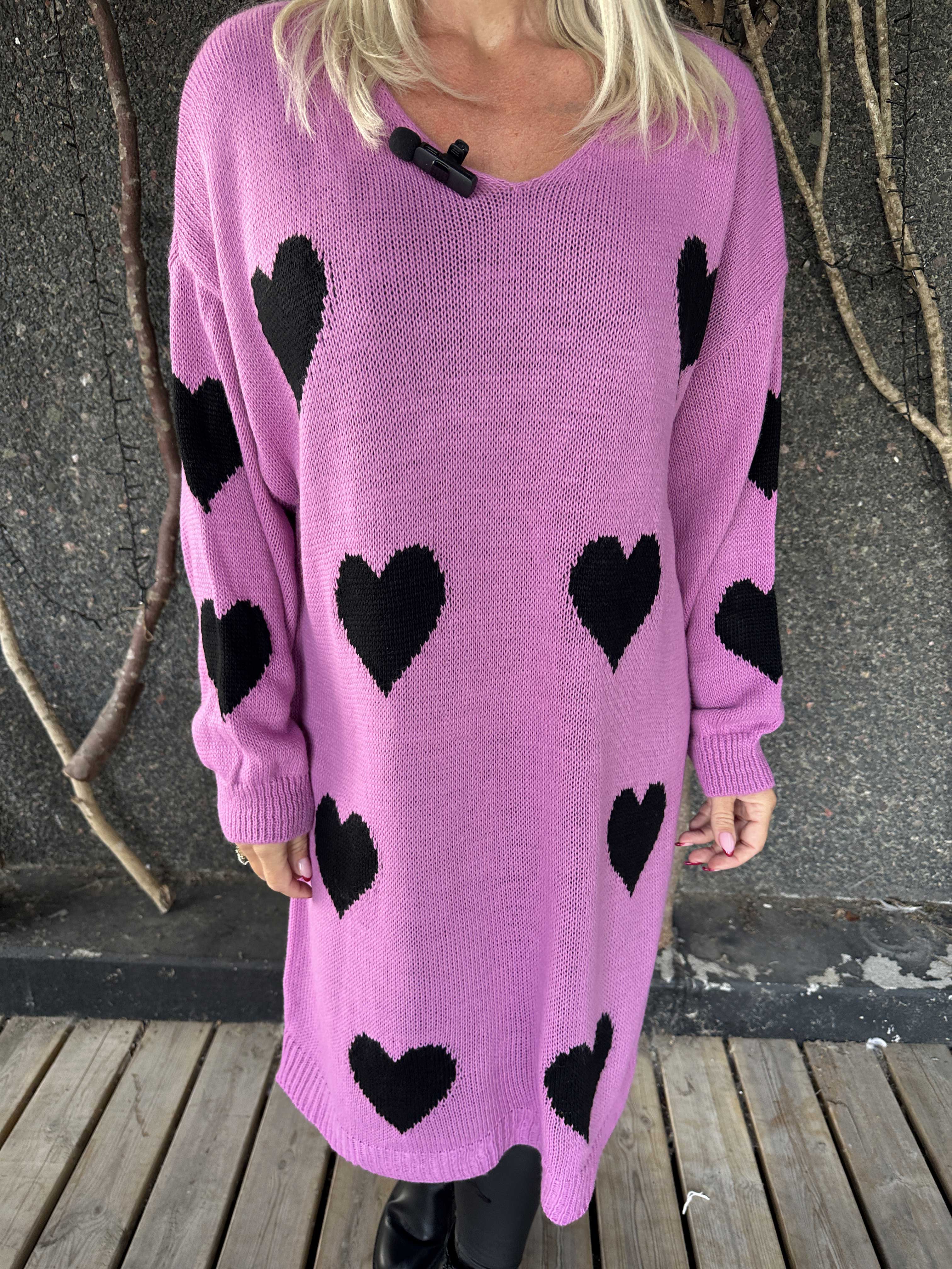 Esly - Stickad klänning med hjärtan och v-ringning