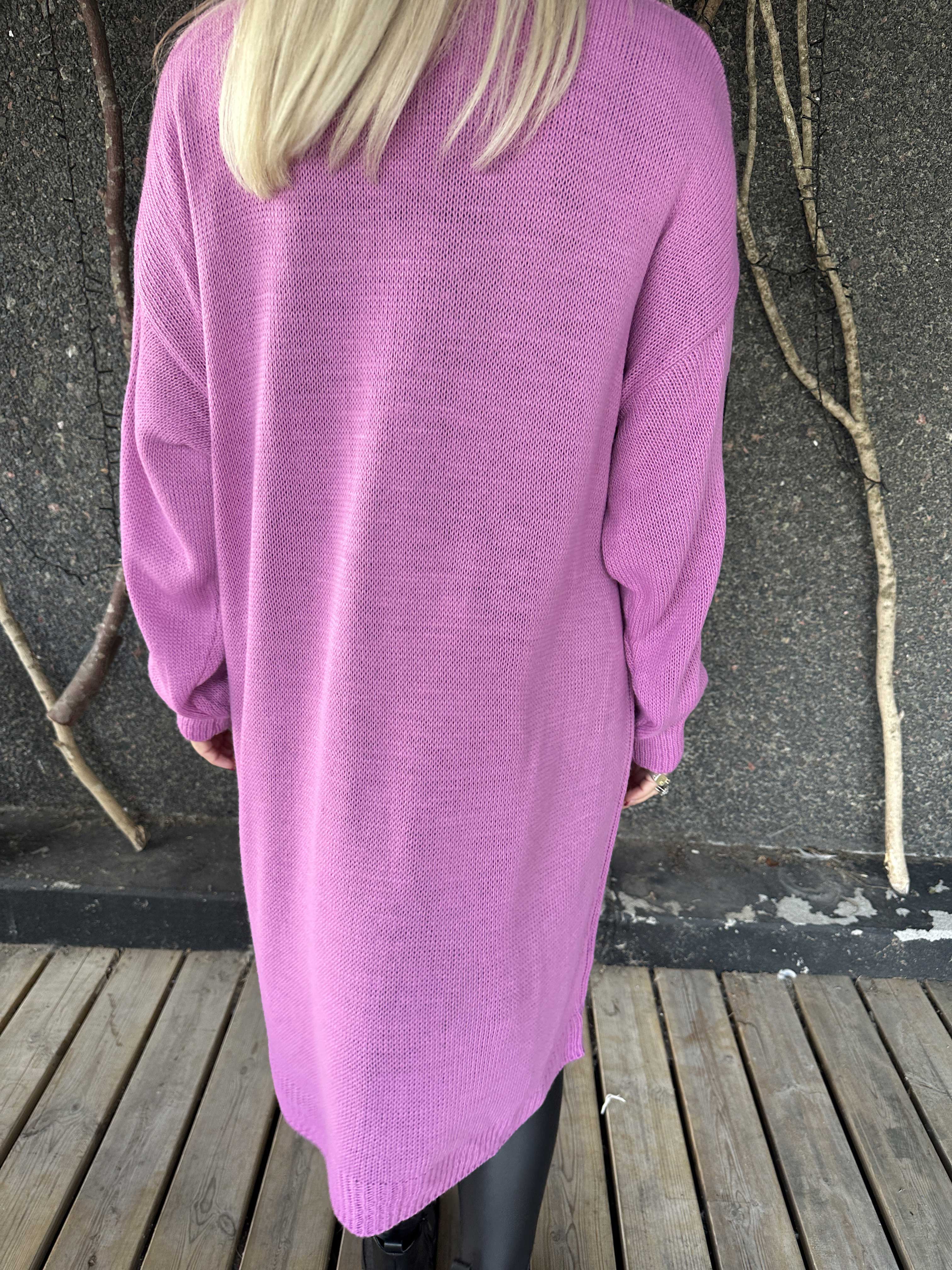 Esly - Stickad klänning med hjärtan och v-ringning