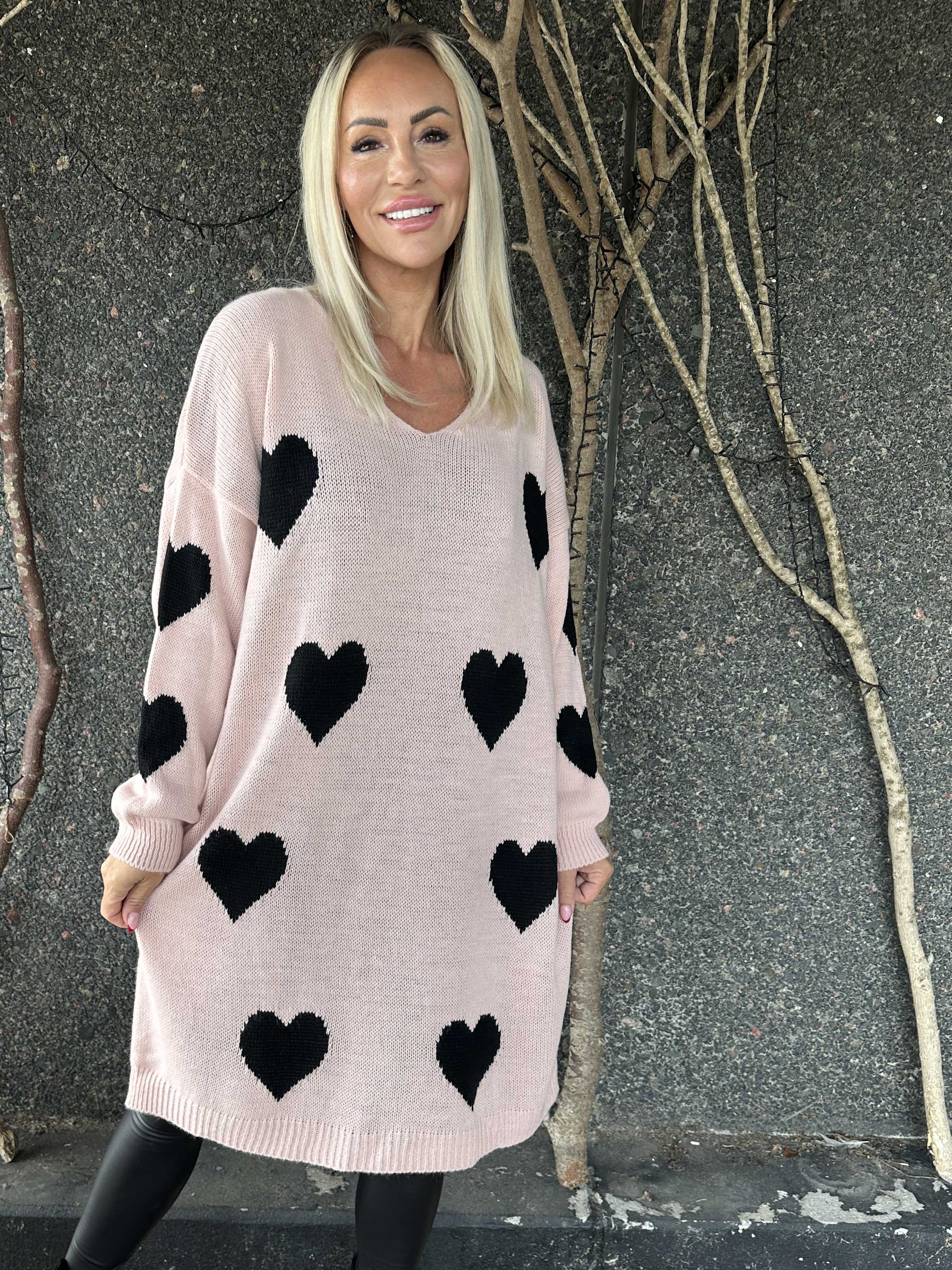 Esly - Stickad klänning med hjärtan och v-ringning