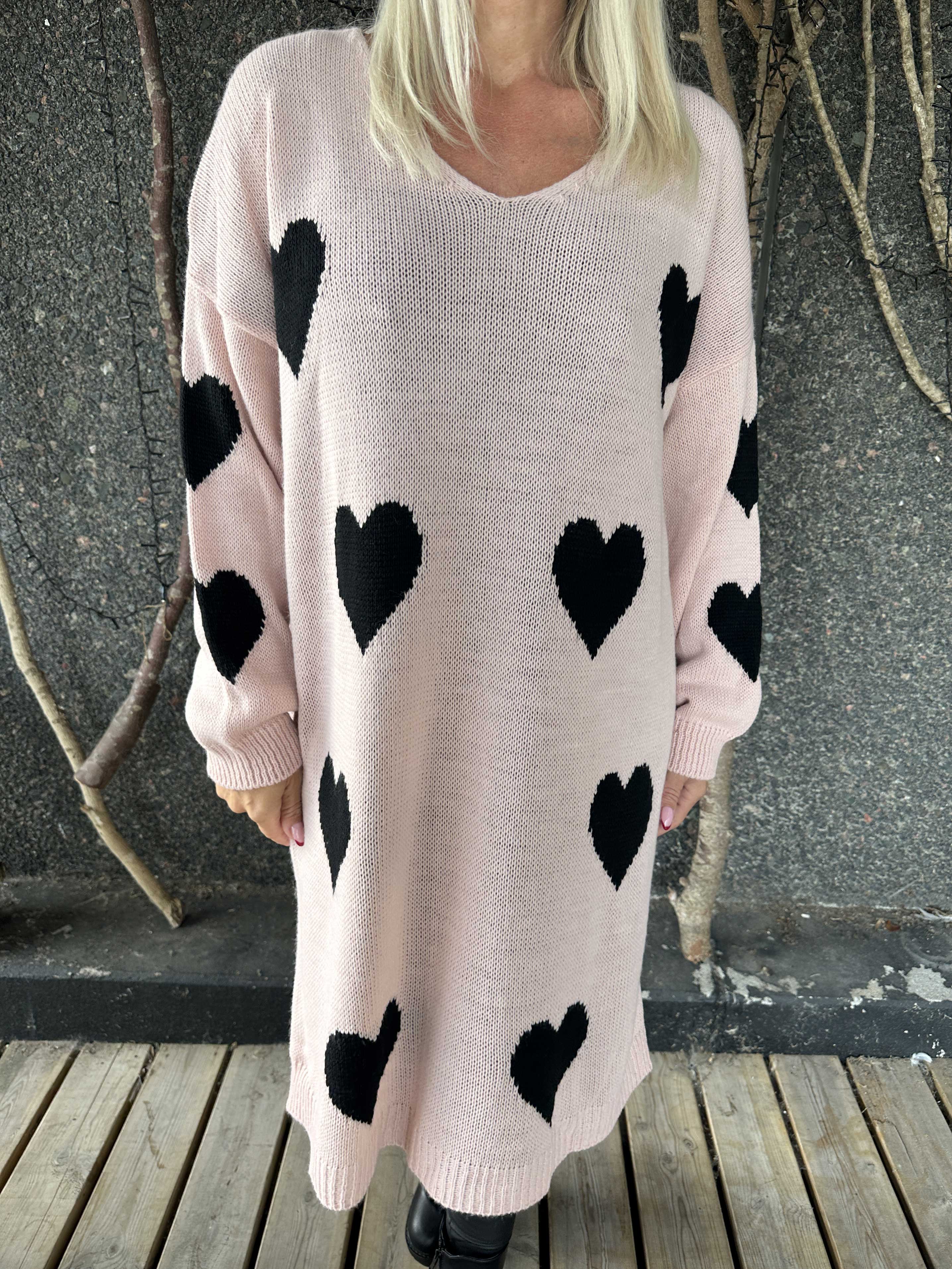 Esly - Stickad klänning med hjärtan och v-ringning