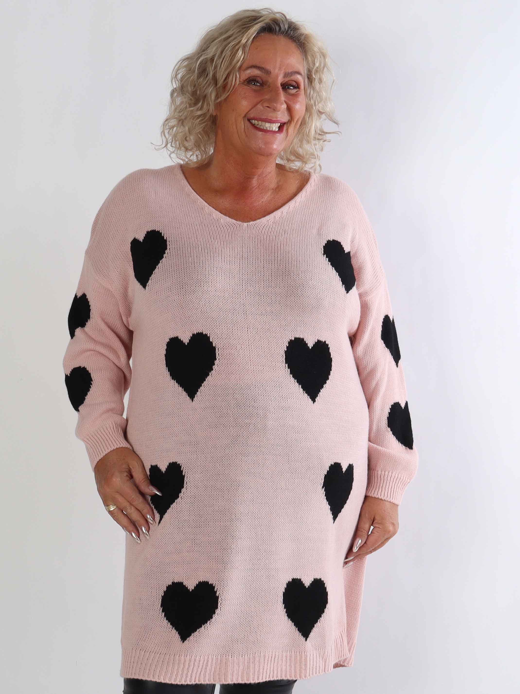 Esly - Stickad plus size klänning med hjärtan och v-ringning