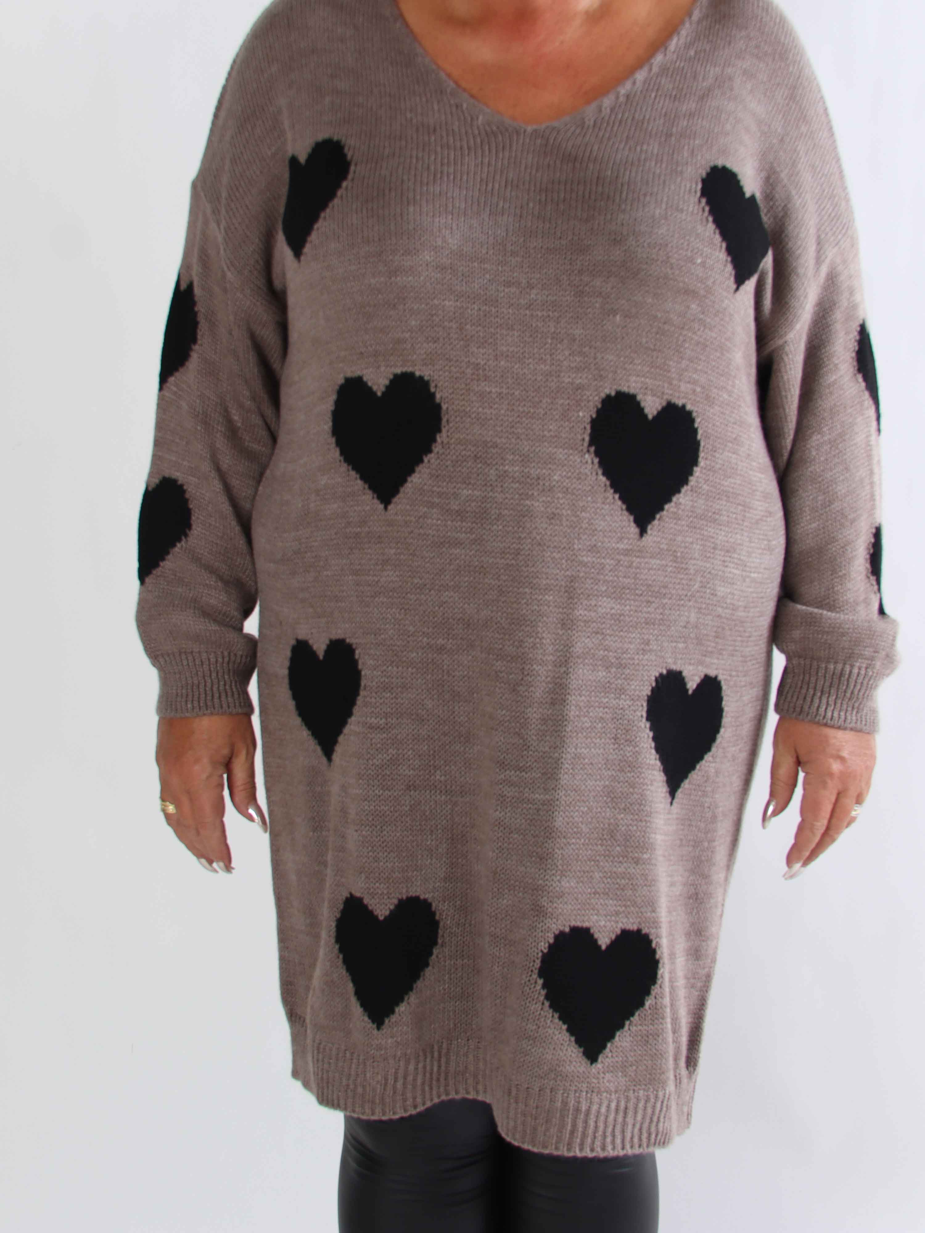 Esly - Stickad plus size klänning med hjärtan och v-ringning