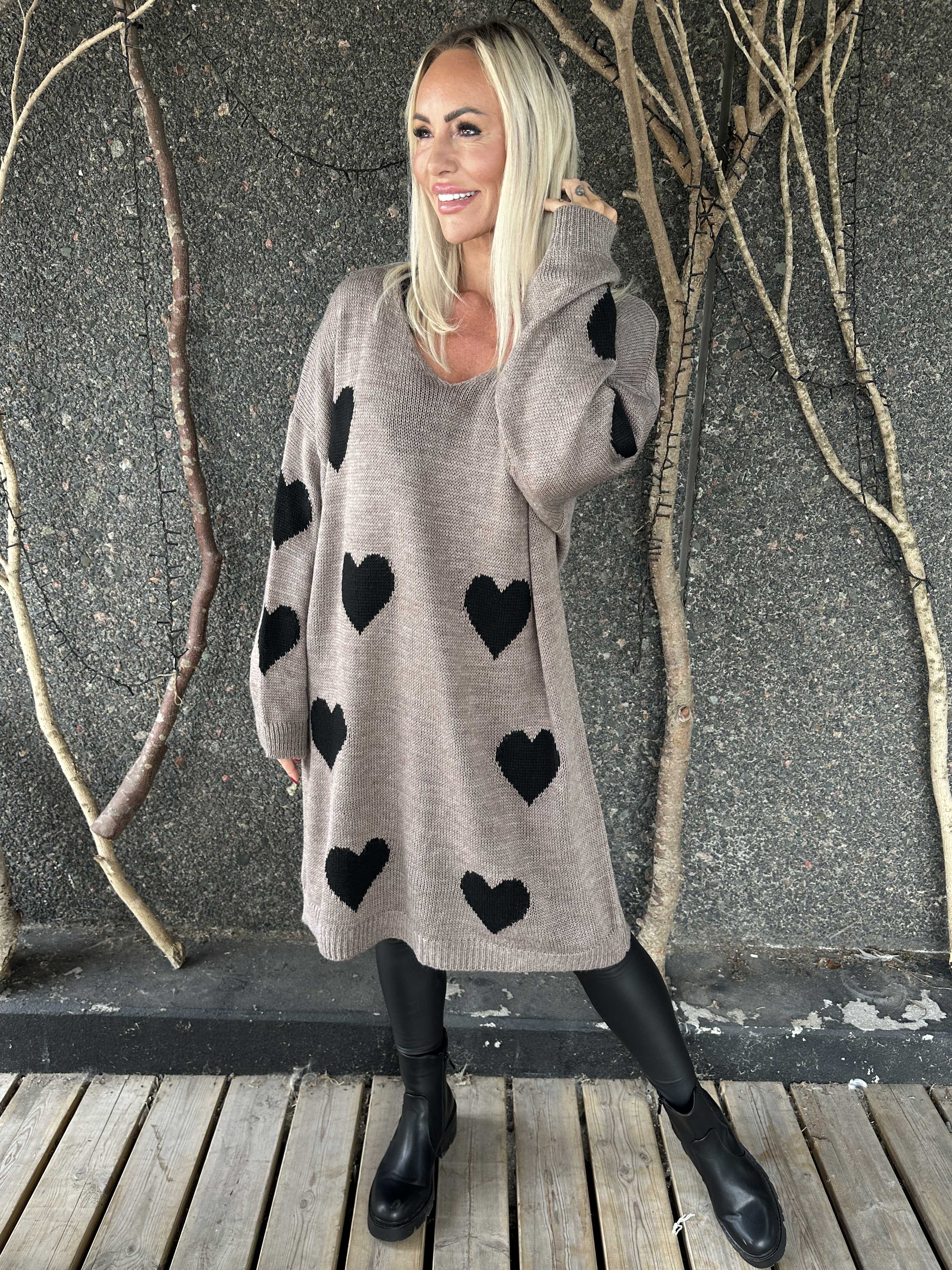 Esly - Stickad klänning med hjärtan och v-ringning