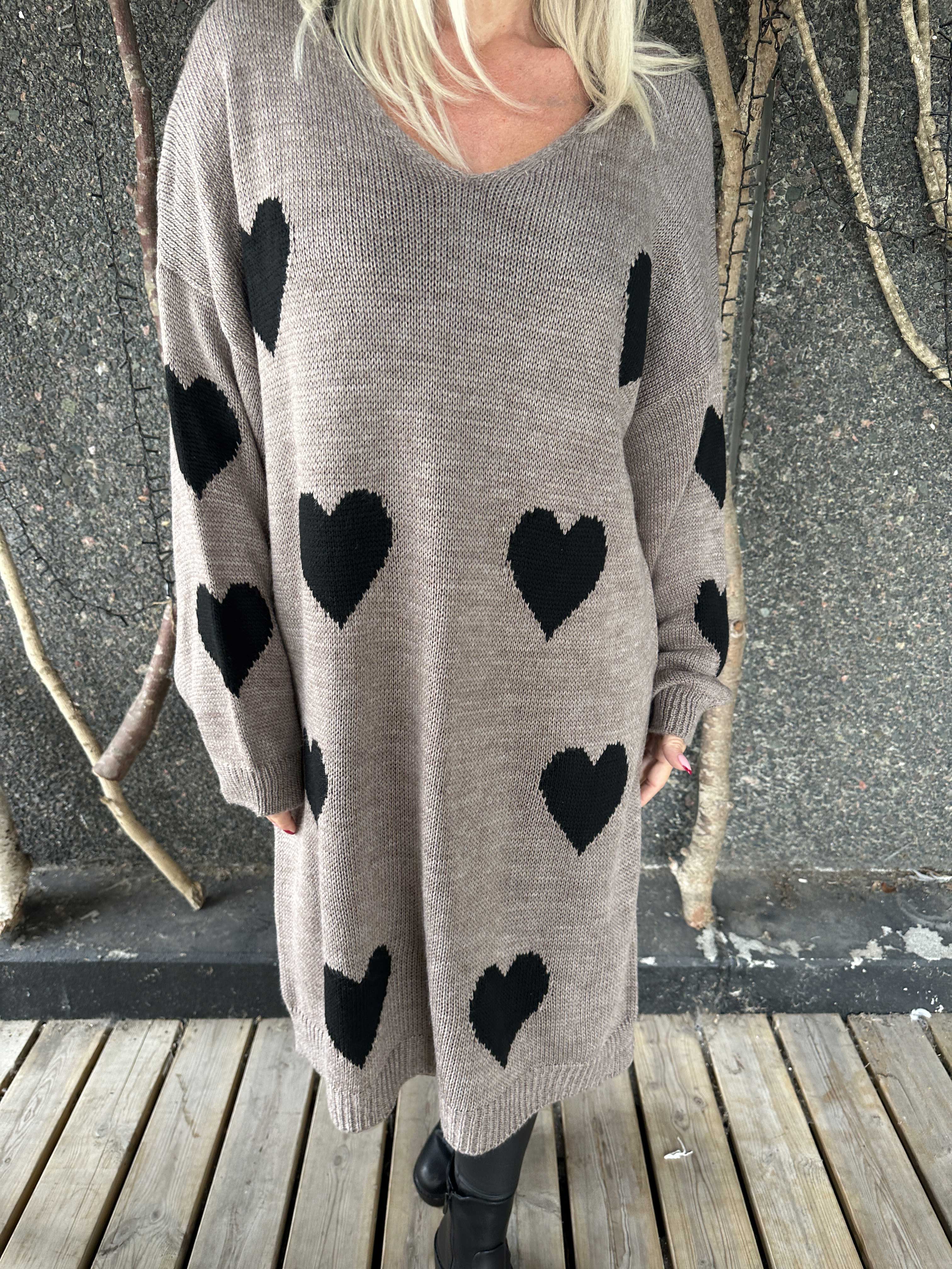 Esly - Stickad klänning med hjärtan och v-ringning