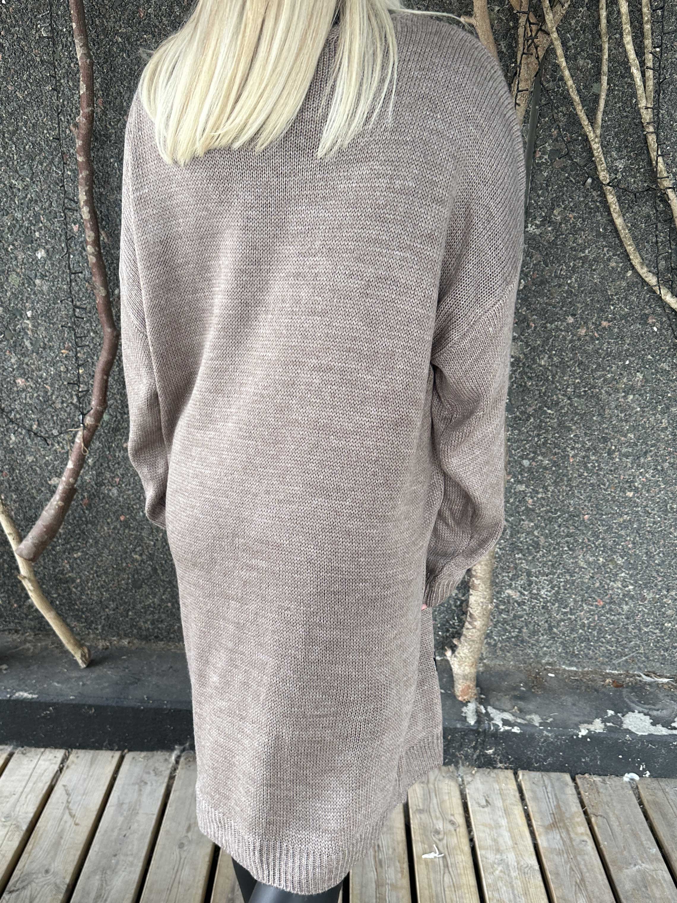 Esly - Stickad klänning med hjärtan och v-ringning