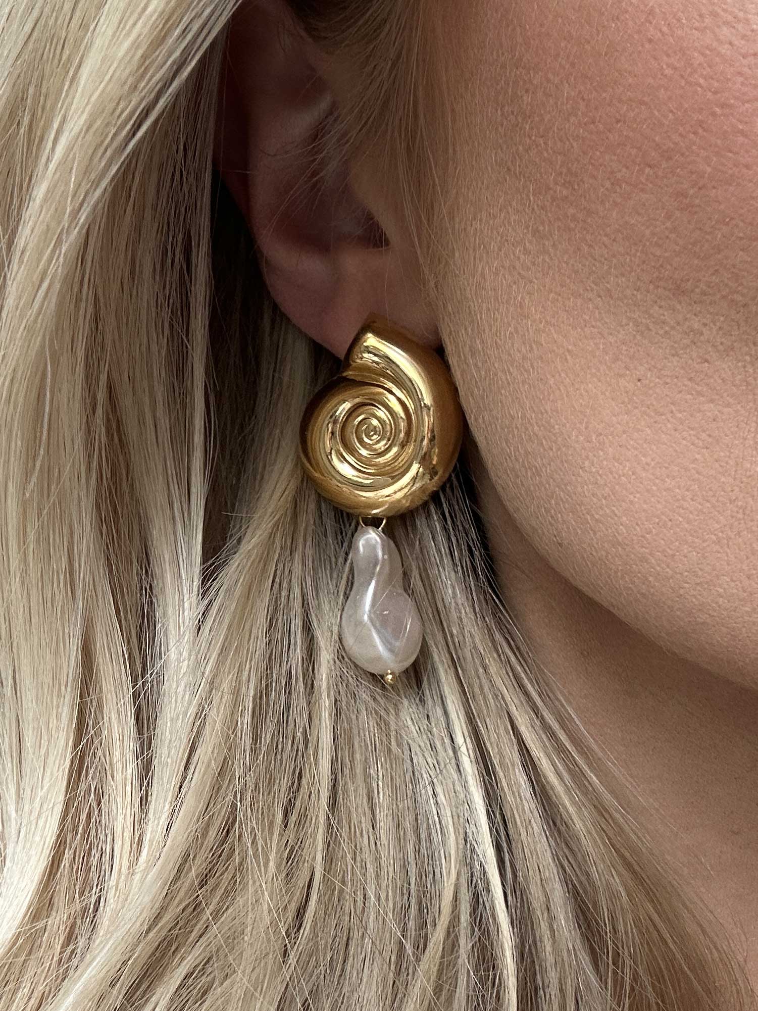 Esma - Guldfärgade snäckskalsörhängen med pärlhänge