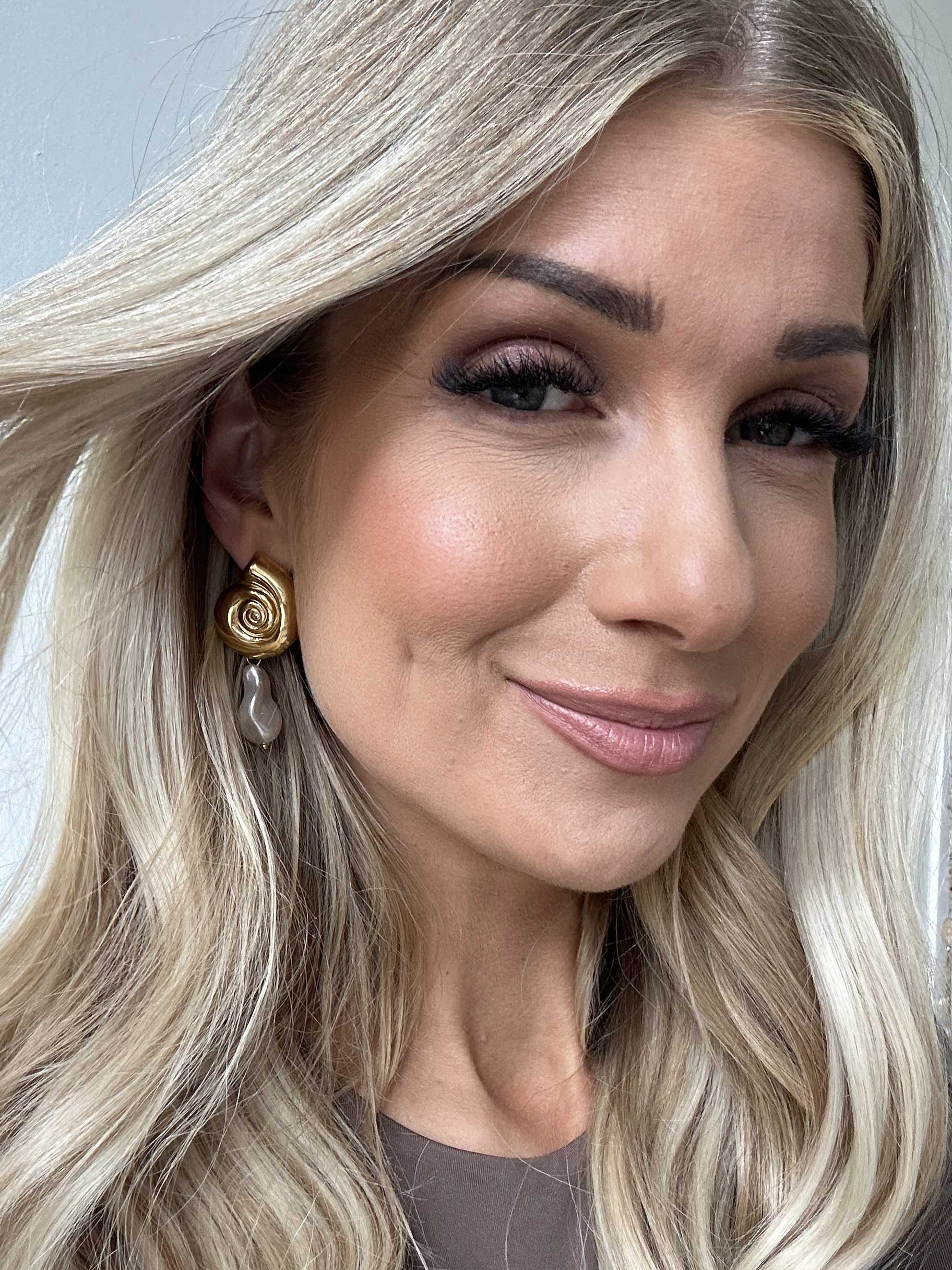 Esma - Guldfärgade snäckskalsörhängen med pärlhänge