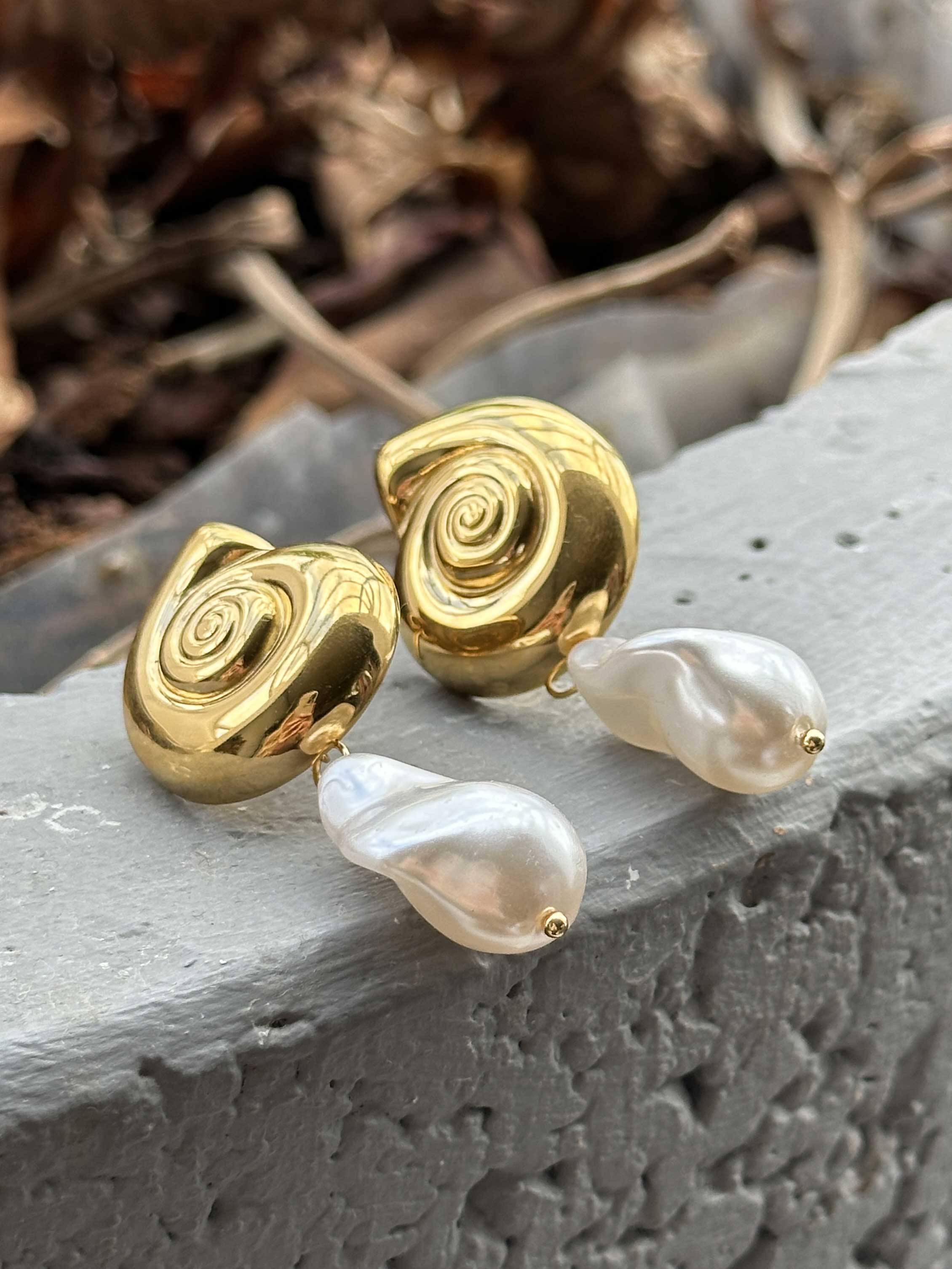 Esma - Guldfärgade snäckskalsörhängen med pärlhänge
