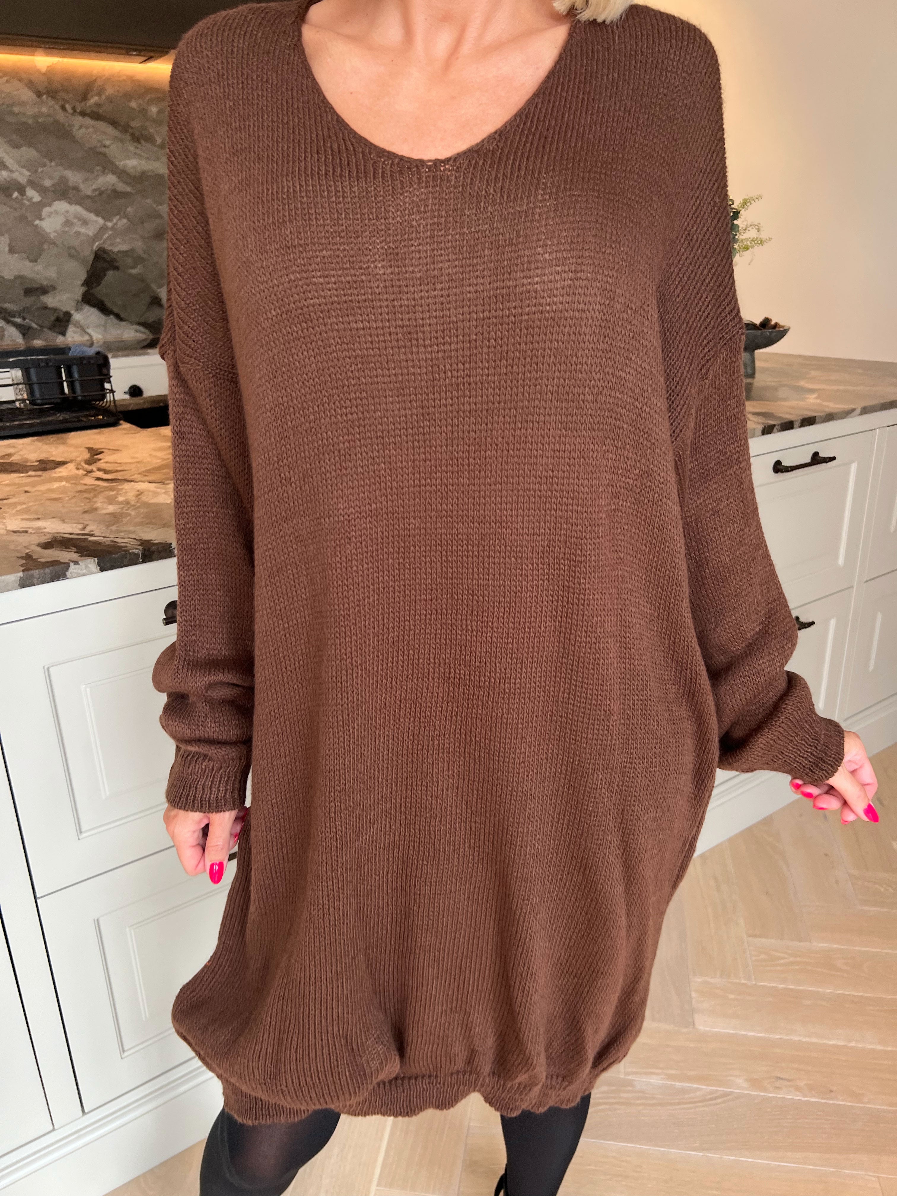 Estelle - Oversized strikkjole med feminin v-udskæring