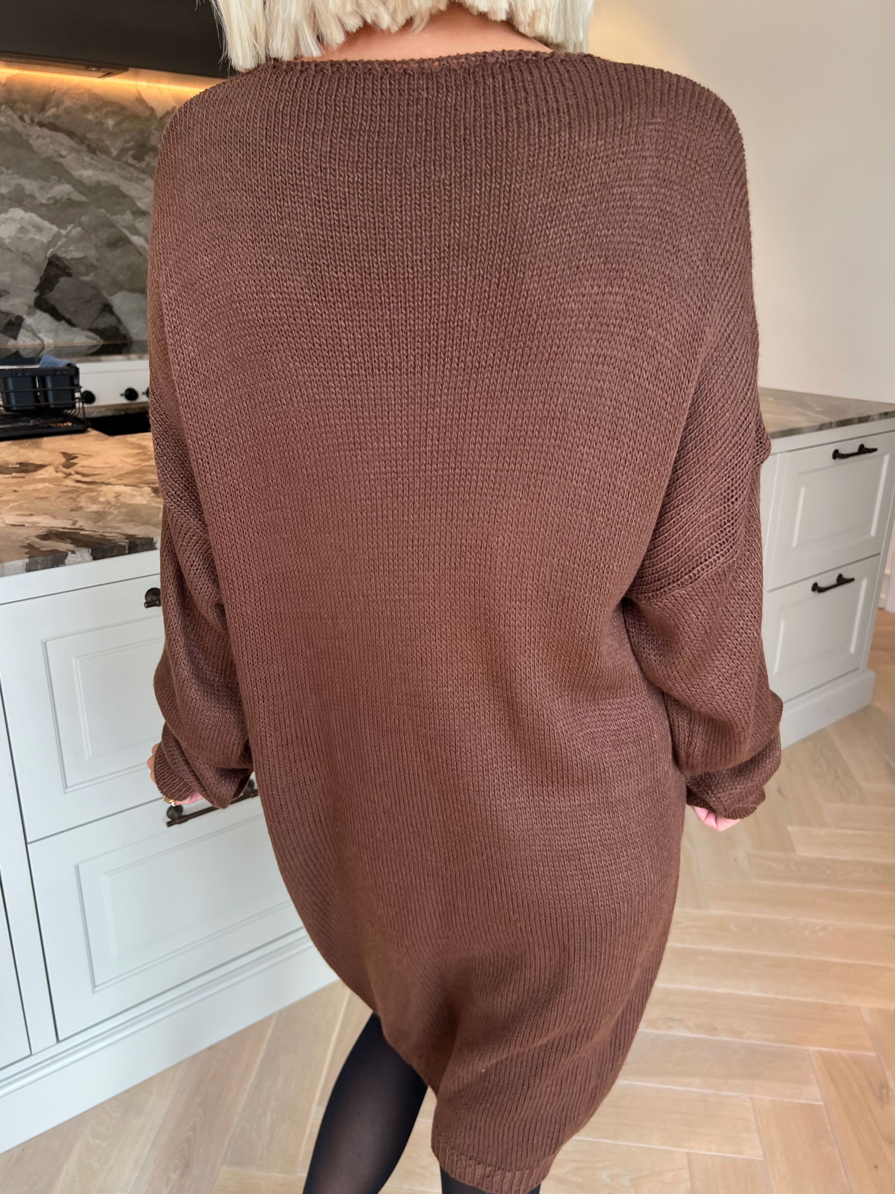 Estelle - Oversized strikkjole med feminin v-udskæring