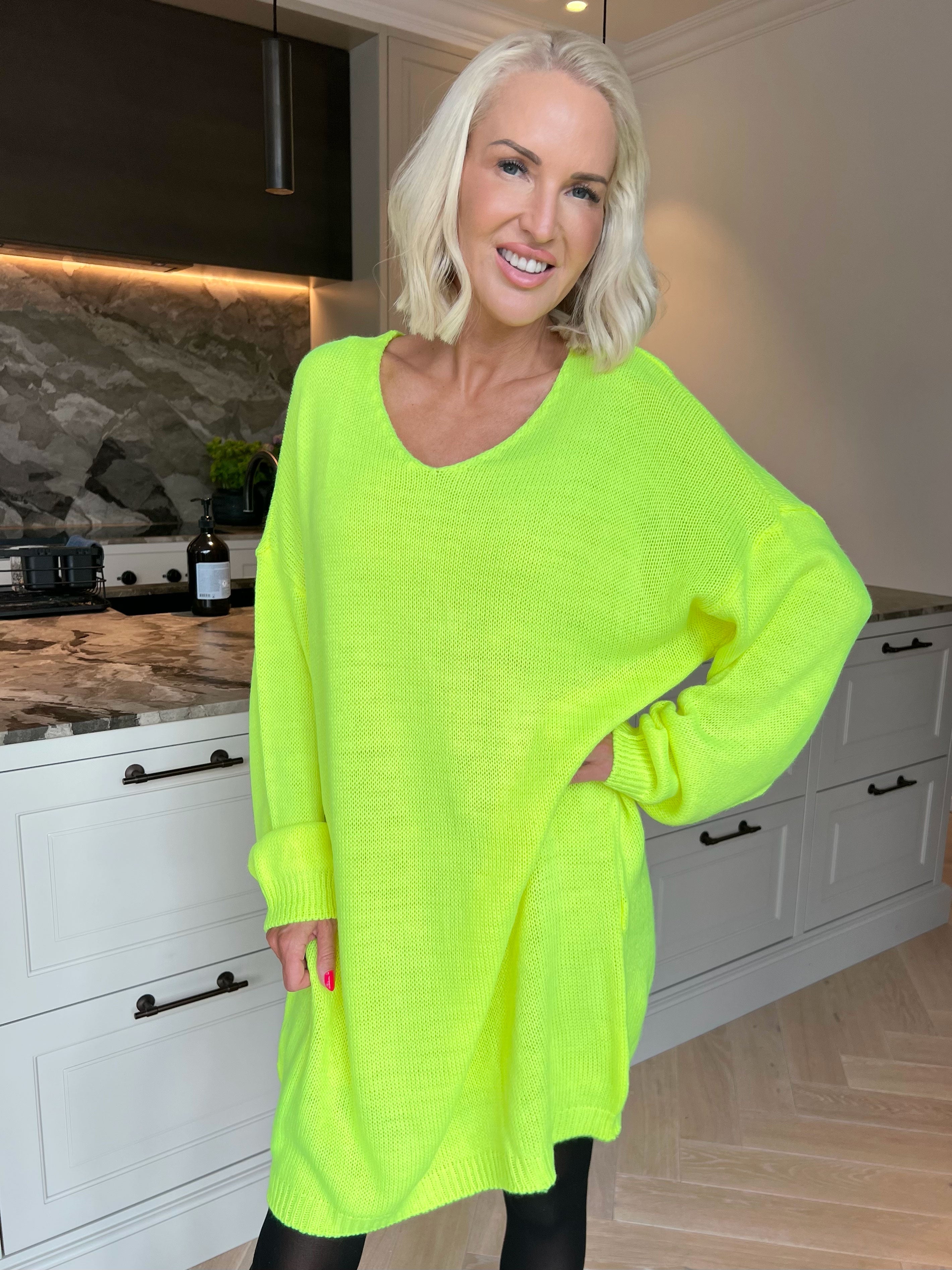 Estelle - Oversized strikkjole med feminin v-udskæring