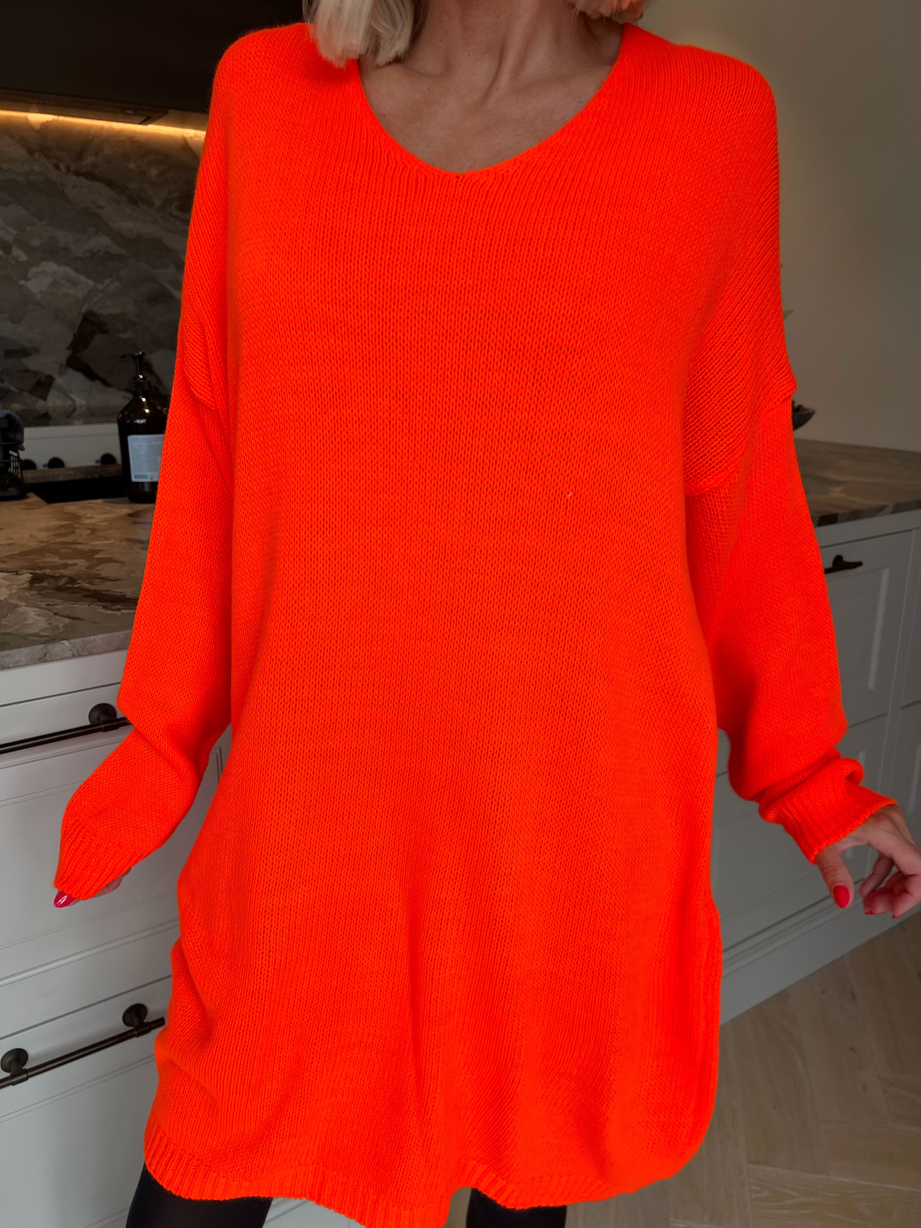 Estelle - Oversized strikkjole med feminin v-udskæring