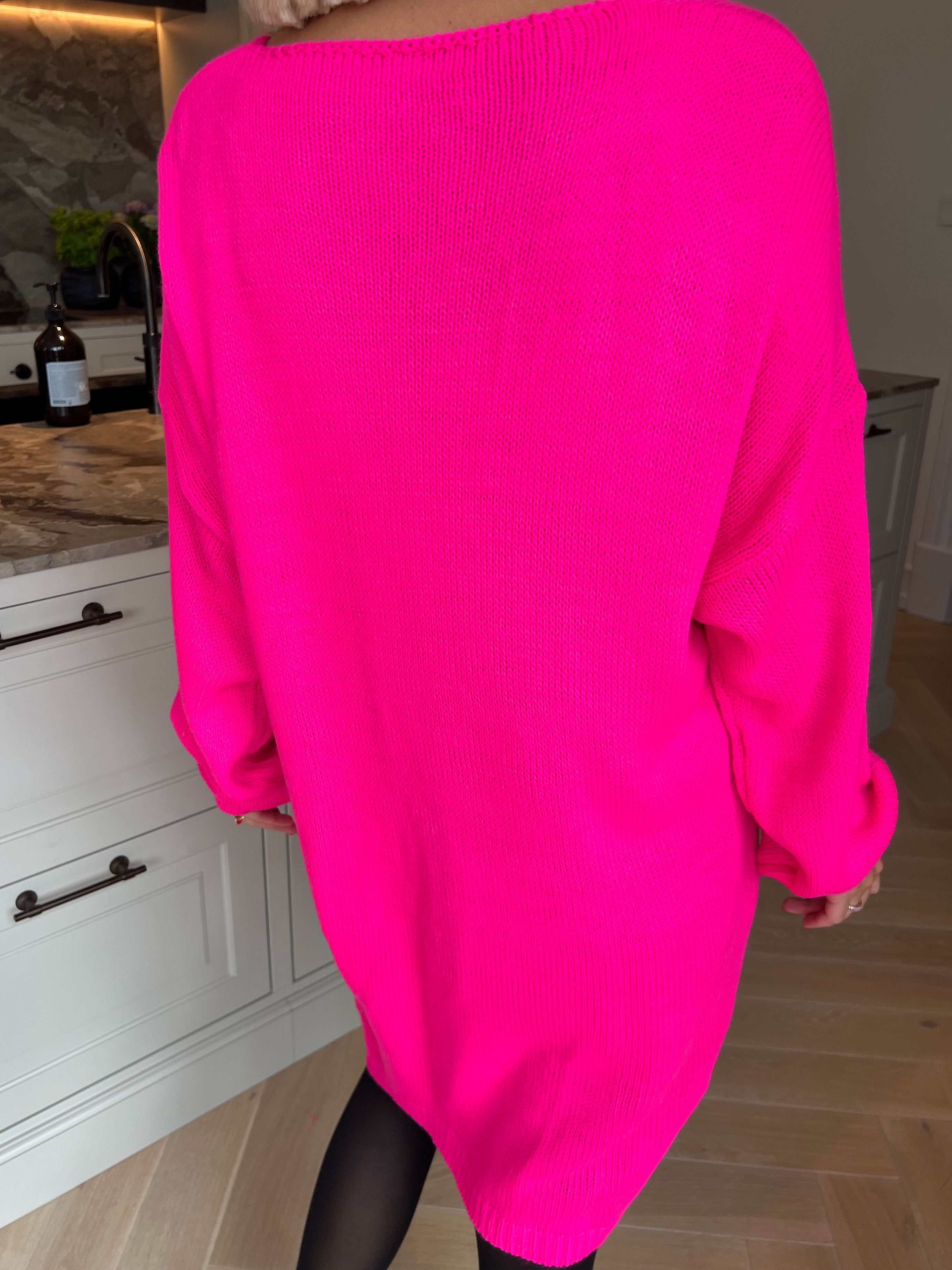 Estelle - Oversized strikkjole med feminin v-udskæring