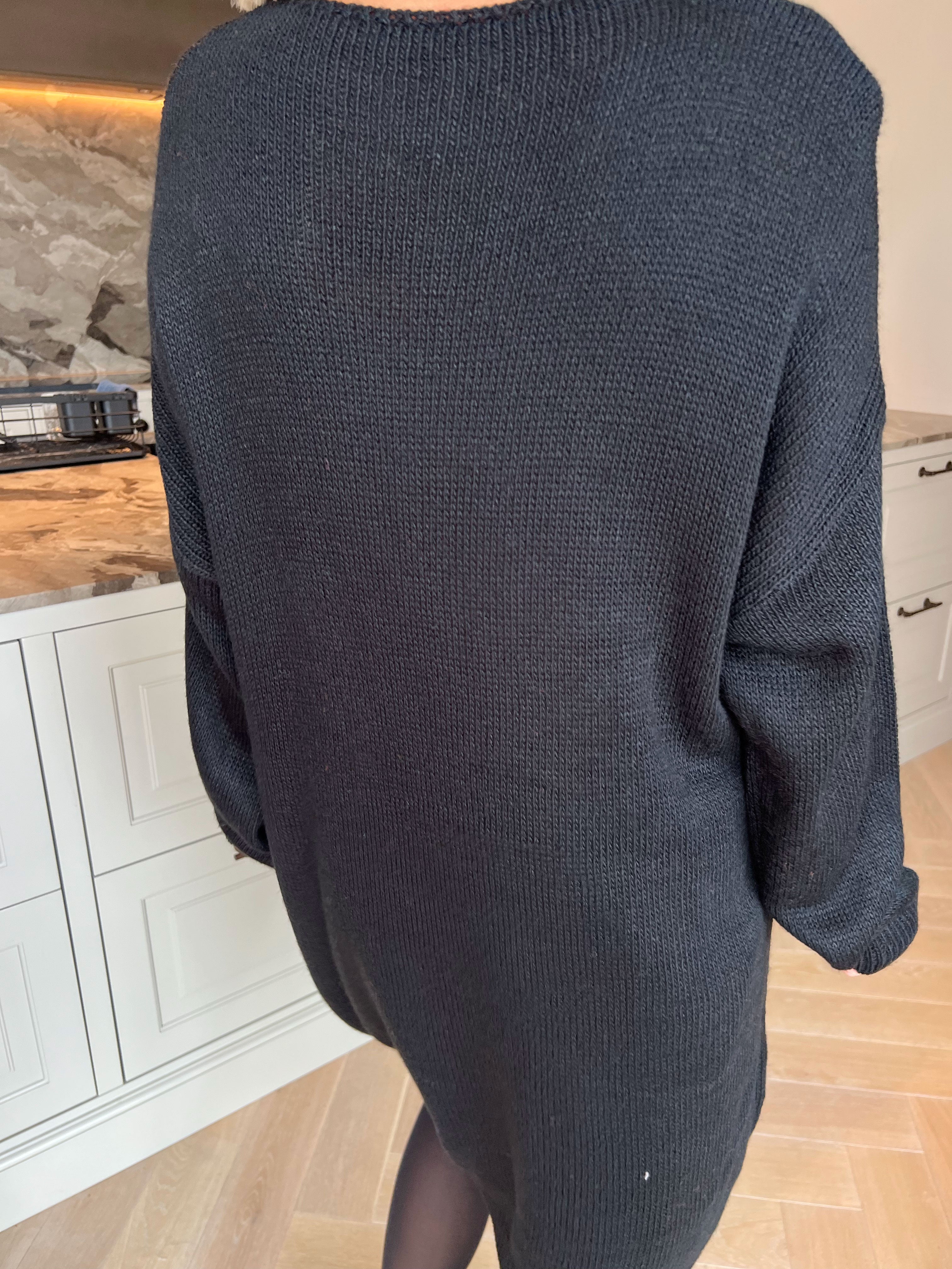Estelle - Oversized strikkjole med feminin v-udskæring