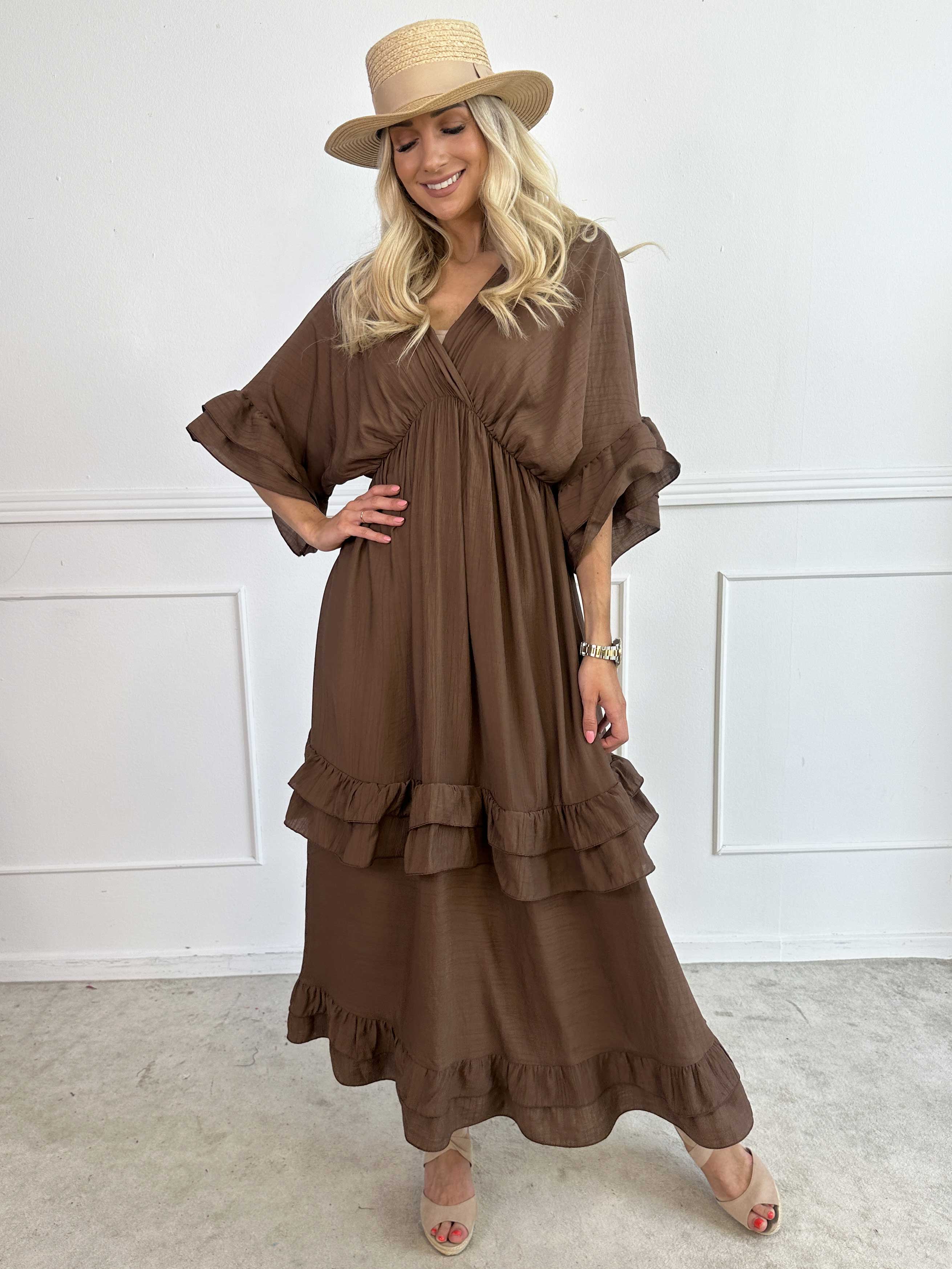 Europe - Söt långklänning i viskos med volangdetaljer