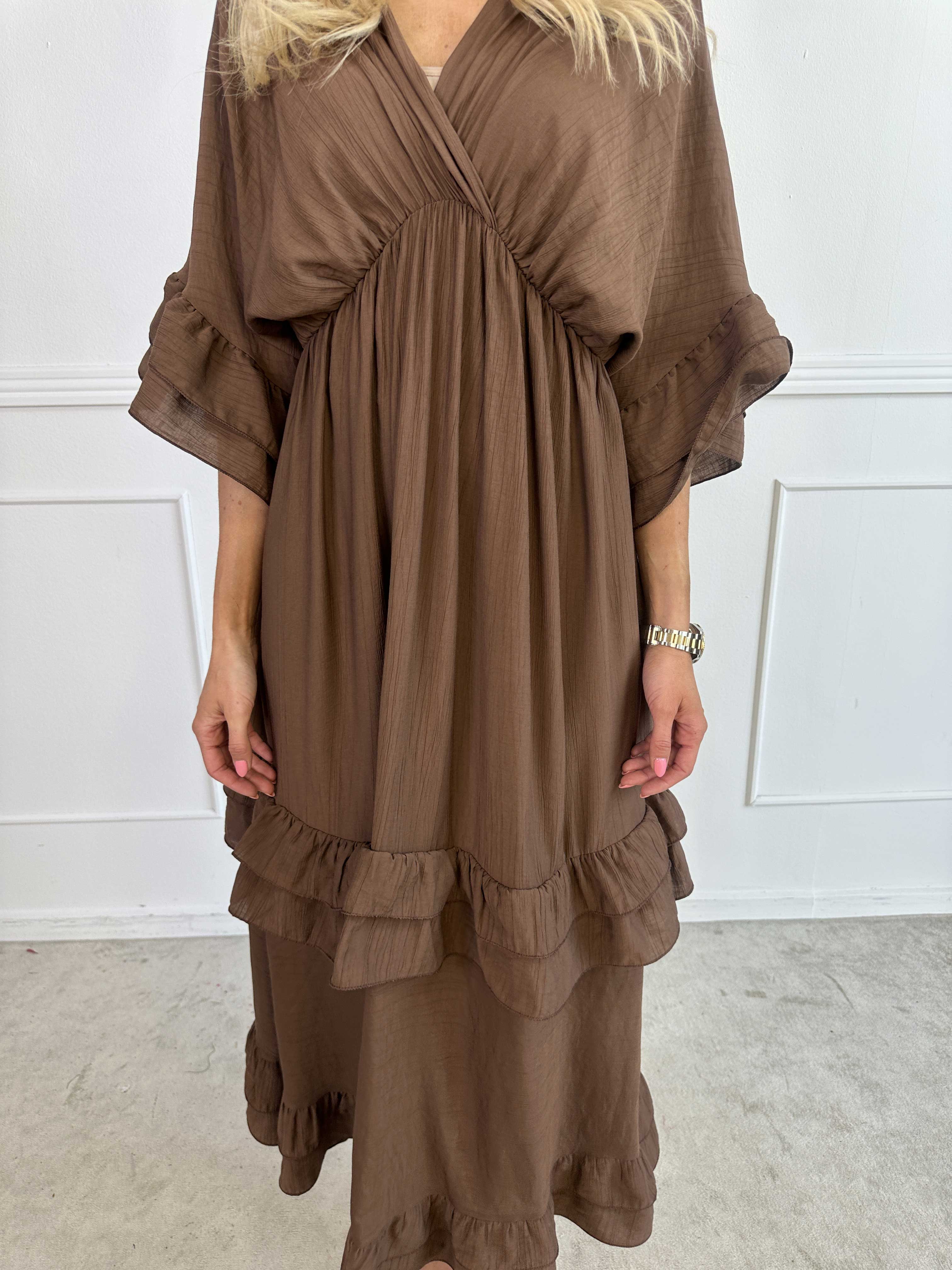 Europe - Söt långklänning i viskos med volangdetaljer