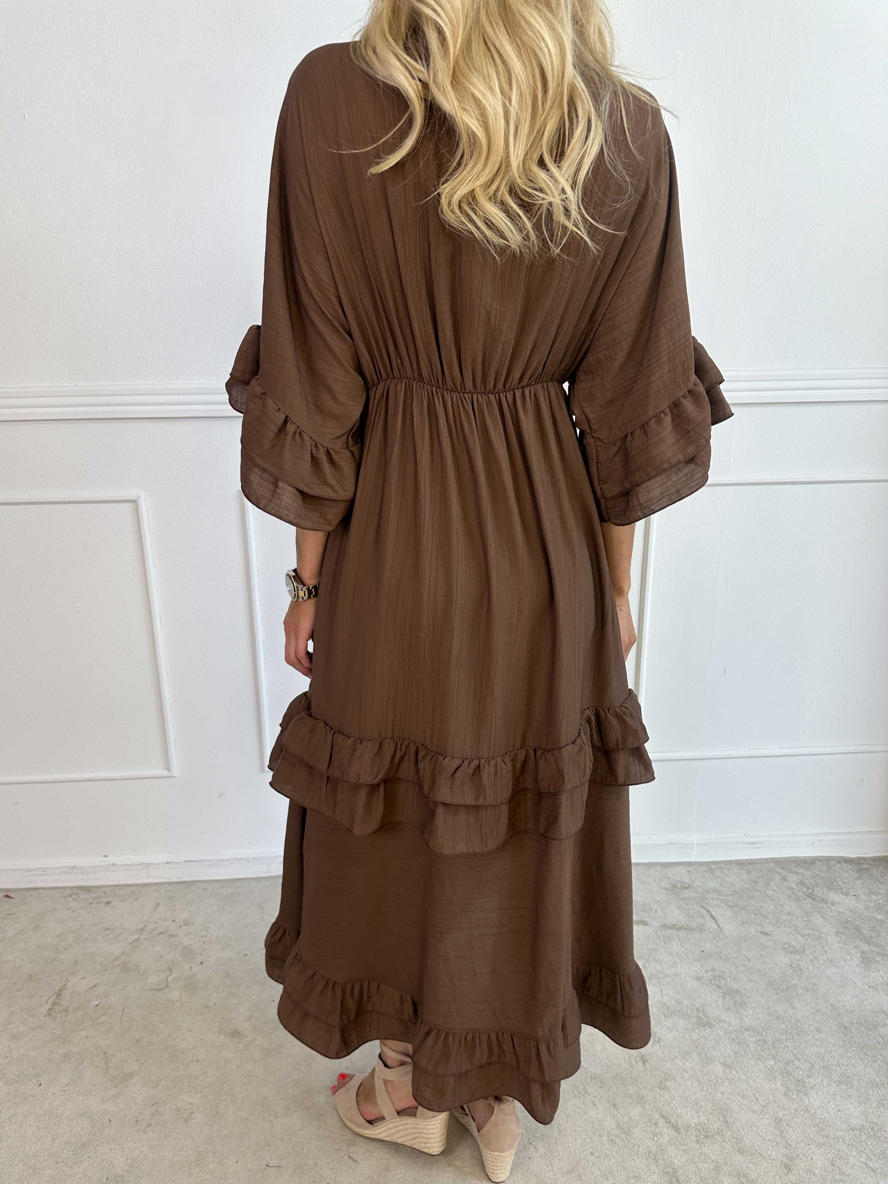 Europe - Söt långklänning i viskos med volangdetaljer